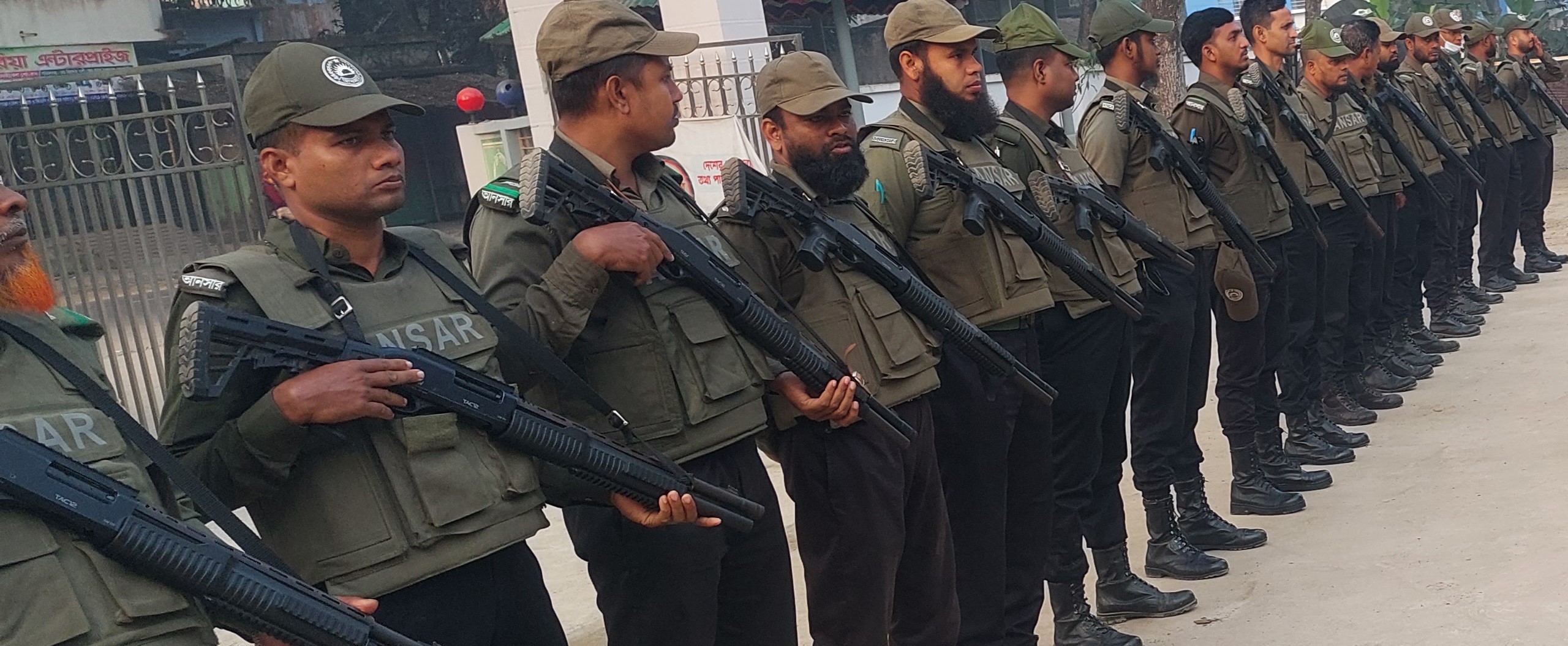 অবোরোধে ডিউটির জন্য প্রস্তুত আনসার সদস্যরা