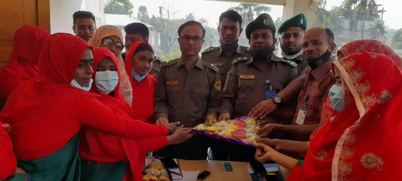 মিজান স্যার ও জসিম স্যারকে ফুল দিয়ে শুভেচ্ছে বিনিময়ের ছবি