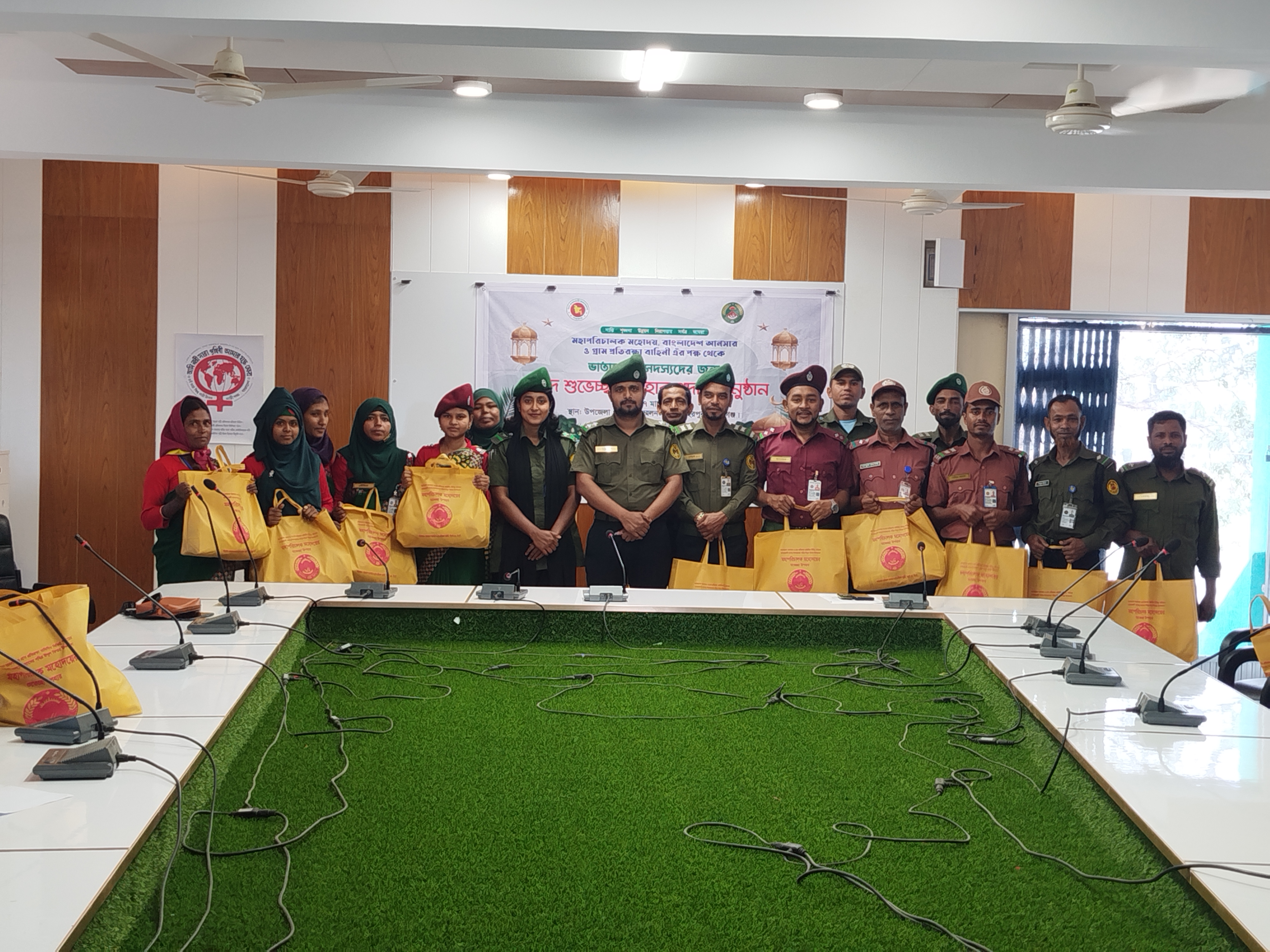 সম্মানিত মহাপরিচালক মহোদয়ের পক্ষ হতে ইদ উপহার সামগ্রী বিতরণ