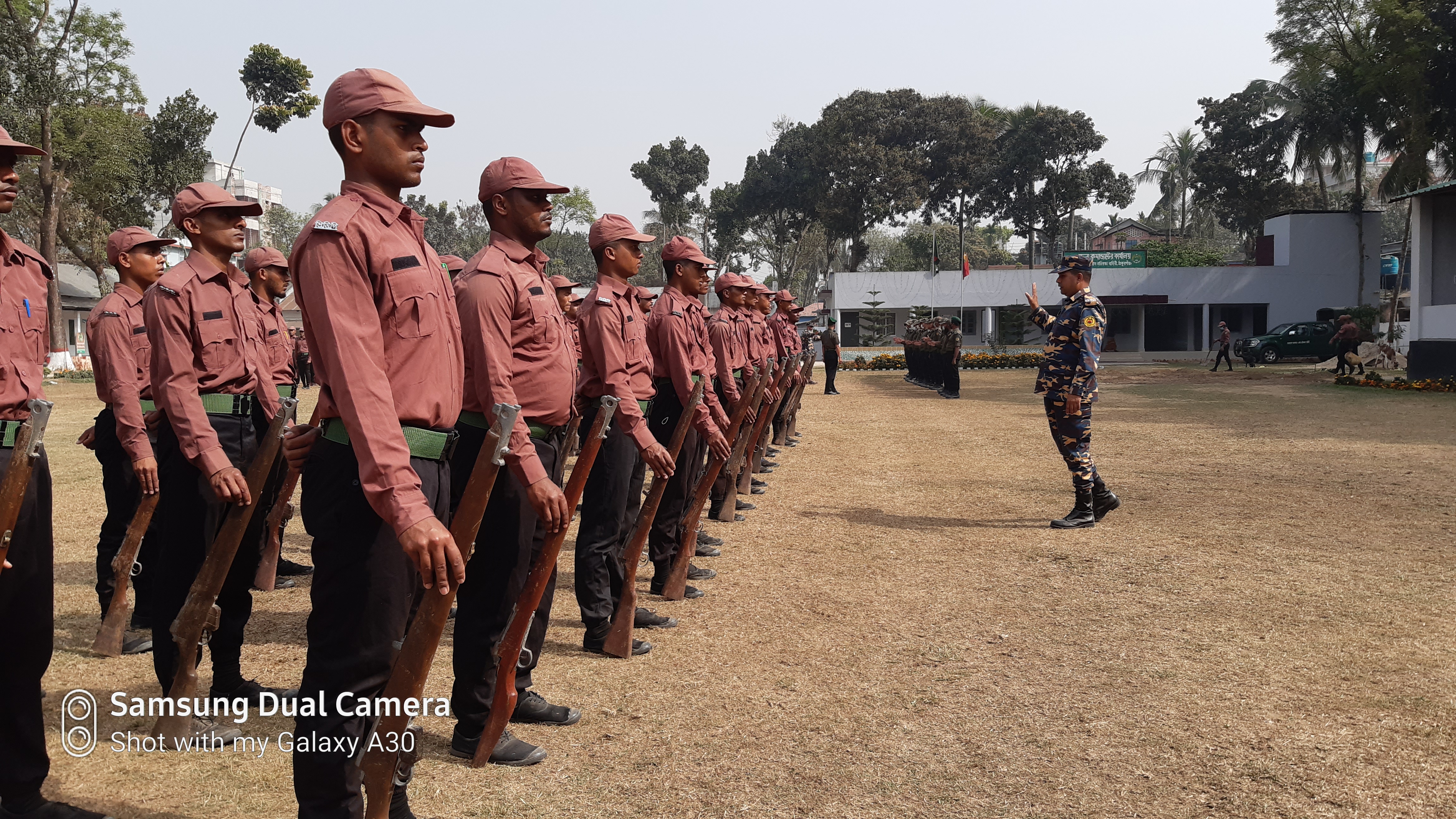 অস্ত্রসহ ভিডিপি মৌলিক প্রশিক্ষণে অংশগ্রহণকারী প্রশিক্ষণার্থীদের প্রশিক্ষণকালীন স্থির চিত্র