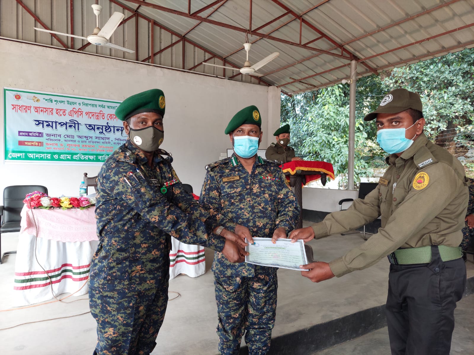 বঙ্গবন্ধু শীর্ষক রচনা প্রতিযোগীতায় ১ম স্থান অধিকারী প্রশিক্ষণার্থীকে পুরস্কার প্রদান