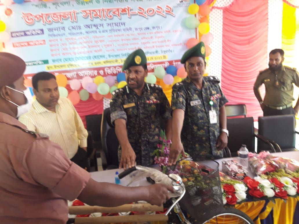 ইউনিয়ন দলনেতাকে বাইসাইকেল প্রদান করছেনপরিচালক ও রেঞ্জ কমান্ডার, রংপুর মহোদয় ও জেলা কমান্ড্যান্ট, ঠাকুরগাঁও 