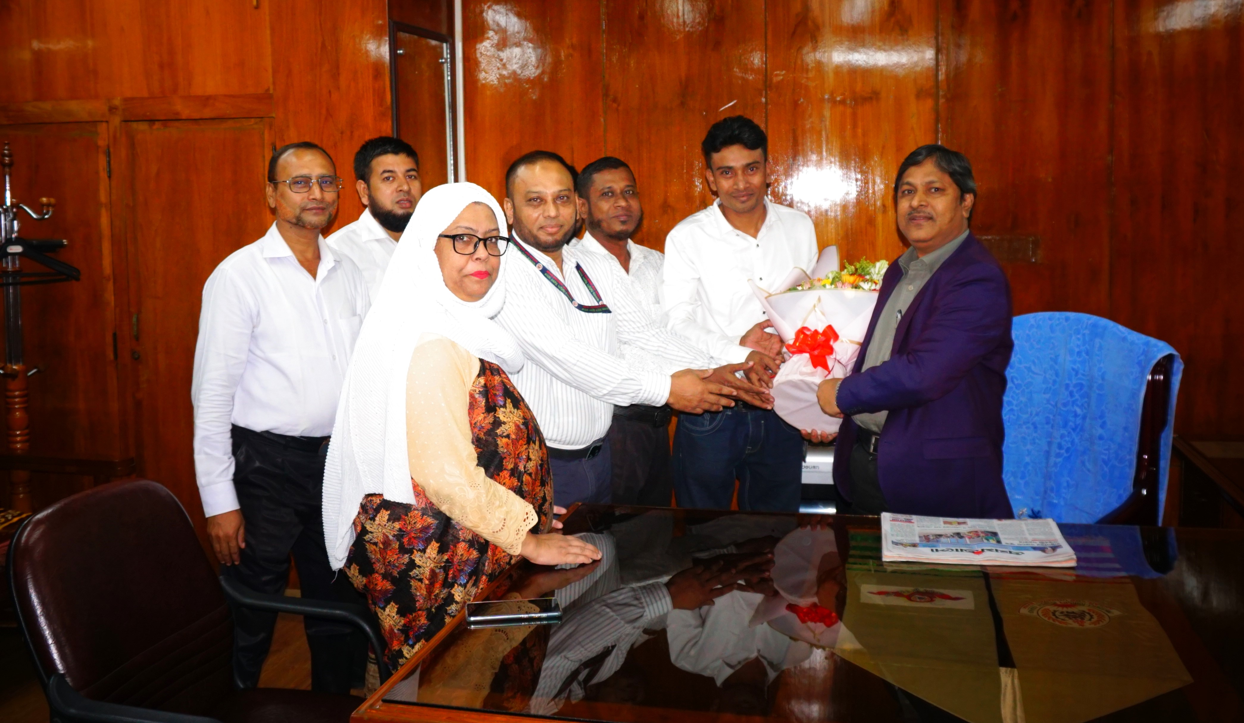 আনসার-ভিডিপি উন্নয়ন ব্যাংকে ব্যবস্থাপনা পরিচালক হিসেবে জনাব মীর মোফাজ্জল হোসেন মহোদয়ের যোগদান উপলক্ষ্যে ব্যাংকের পক্ষ হতে ফুলেল শুভেচ্ছা বিনিময়ের স্থির চিত্র।