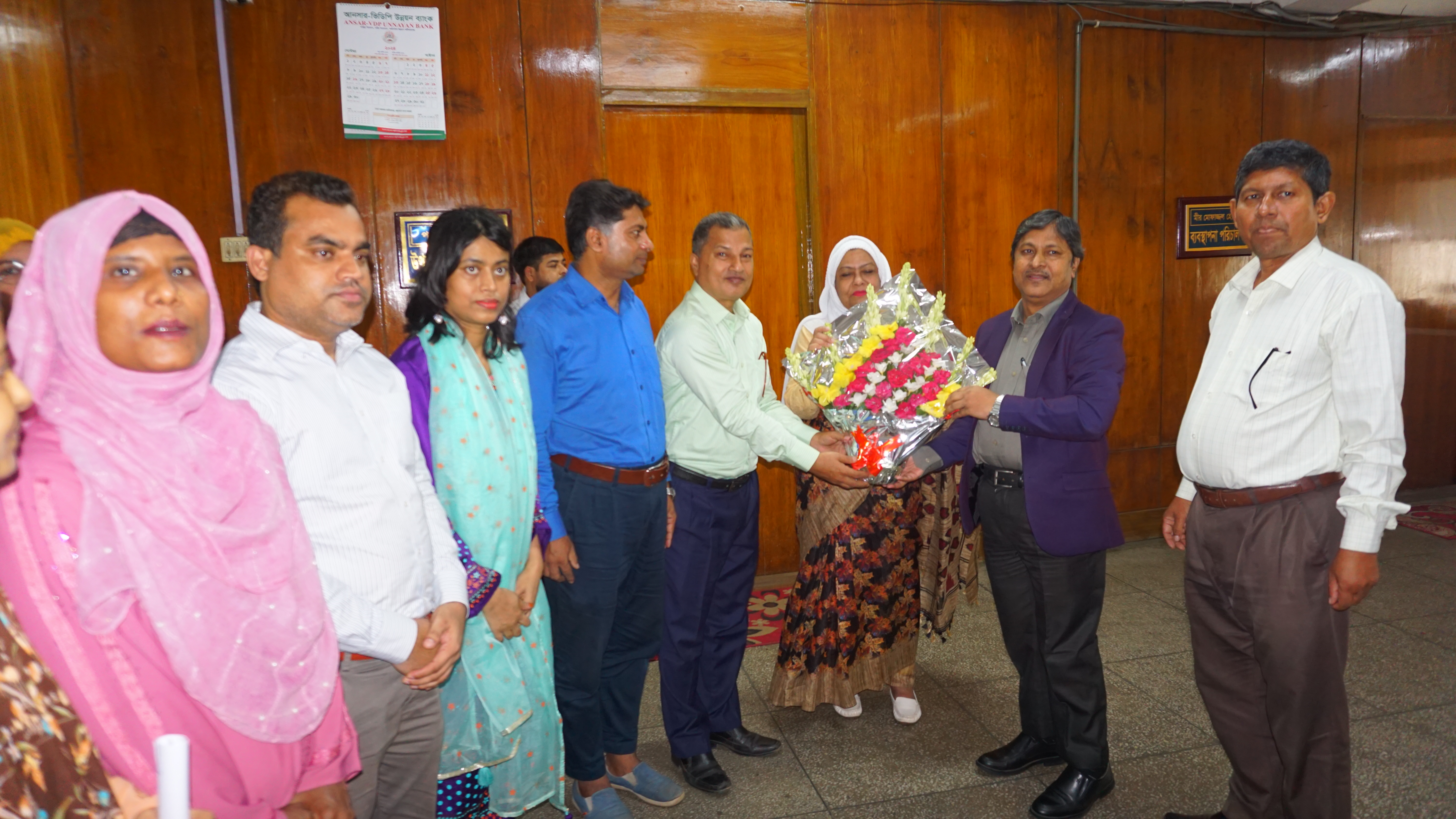 আনসার-ভিডিপি উন্নয়ন ব্যাংকে ব্যবস্থাপনা পরিচালক হিসেবে জনাব মীর মোফাজ্জল হোসেন মহোদয়ের যোগদান উপলক্ষ্যে ব্যাংকের পক্ষ হতে ফুলেল শুভেচ্ছা বিনিময়ের স্থির চিত্র।