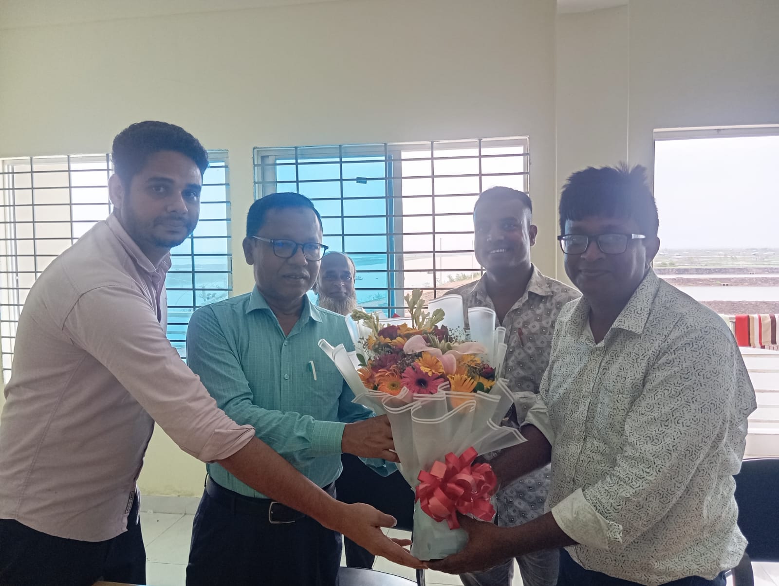 মৎস্য ও প্রাণিসম্পদ মন্ত্রনালয়ের মাননীয় প্রতিমন্ত্রীর চকরিয়া চিংড়ি এস্টেট পরিদর্শন