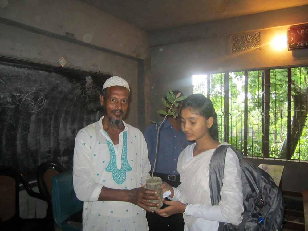 ১৪ই আগষ্ট/২০২২বৃক্ষরোপন উপলক্ষে আড়িয়ল ইউনিয়নে সকল স্কুলের ছাত্র-ছাত্রীদের বিনামূল্যে বৃক্ষবিতরন করা হয়।