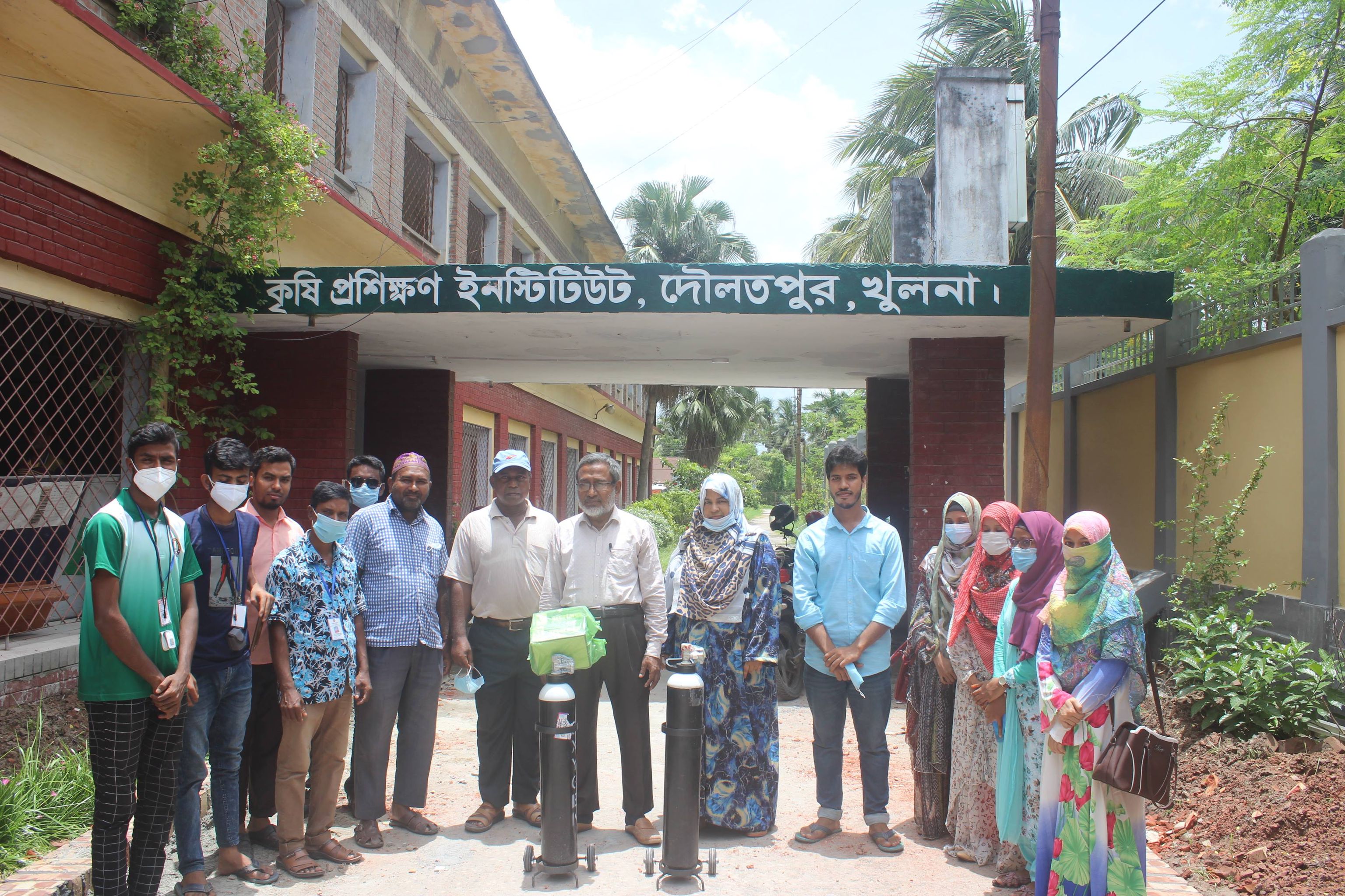করোনাকালীন অক্সিজেন সংকটে খুলনা অক্সিজেন ব্যাংকে ইনস্টিটিউটের পক্ষ থেকে দু’টি সিলিন্ডার প্রদান করা হলো