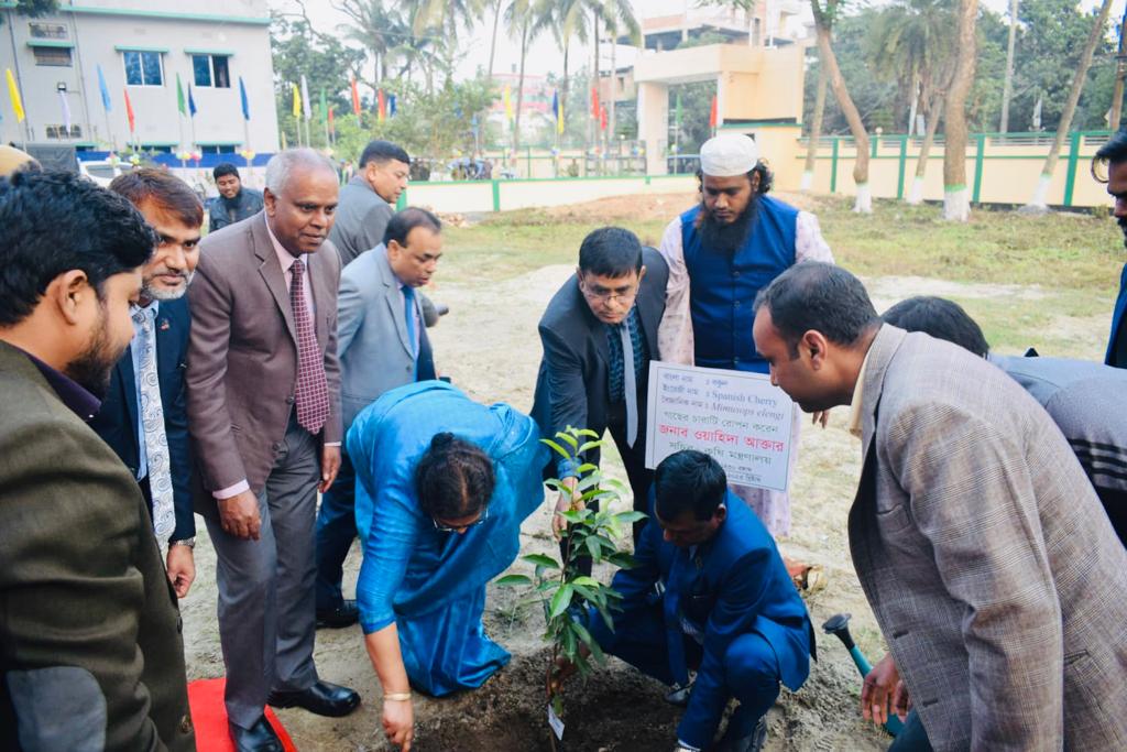 জনাব ওয়াহিদা আক্তার, মাননীয় সচিব, কৃষি মন্ত্রণালয় কর্তৃক বিএডিসি ক্যাম্পাস দিনাজপুরে গাছ রোপণের একাংশ