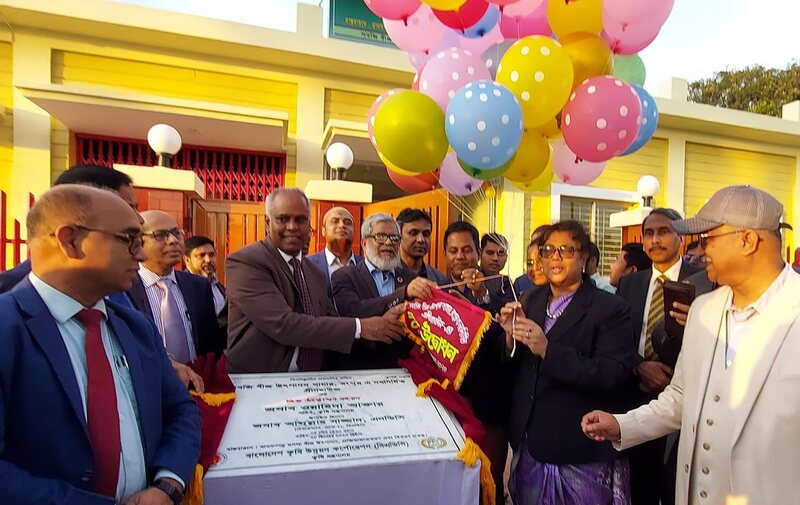 জনাব ওয়াহিদা আক্তার, মাননীয় সচিব, কৃষি মন্ত্রণালয় কর্তৃক বিএডিসি সবজি বীজ উৎপাদন খামার, রংপুরে নবনির্মিত গ্রীনহাউজ এর শুভ উদ্ভোধনের একাংশ