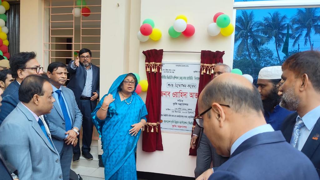 জনাব ওয়াহিদা আক্তার, মাননীয় সচিব, কৃষি মন্ত্রণালয় কর্তৃক বিএডিসি নবনির্মিত প্রশিক্ষণ কেন্দ্র কাম ডরমিটরি, দিনাজপুর উদ্ভোধনের একাংশ