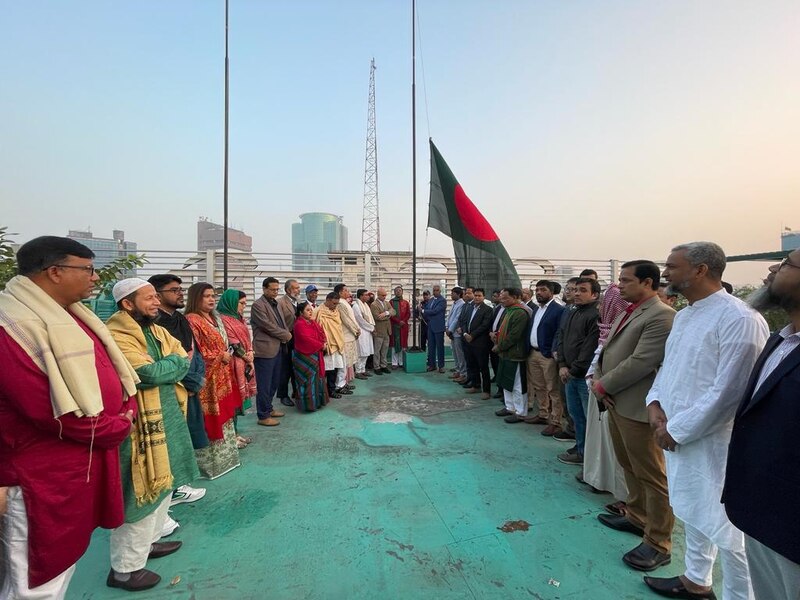 মহান বিজয় দিবস ২০২৩ যথাযথ মর্যাদায় উদযাপন উপলক্ষে সূর্যোদয়ের সাথে সাথে কৃষি ভবনে জাতীয় পতাকা উত্তোলন করেন সংস্থার মাননীয় চেয়ারম্যান জনাব আব্দুল্লাহ সাজ্জাদ এনডিসি