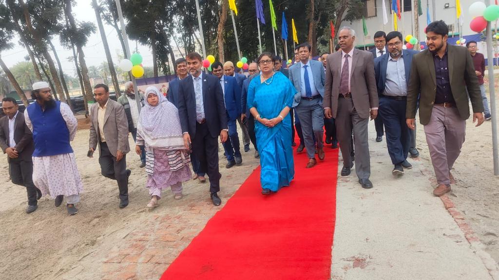 জনাব ওয়াহিদা আক্তার, মাননীয় সচিব, কৃষি মন্ত্রণালয় কর্তৃক বিএডিসি নবনির্মিত প্রশিক্ষণ কেন্দ্র কাম ডরমিটরি, দিনাজপুর উদ্ভোধনের একাংশ