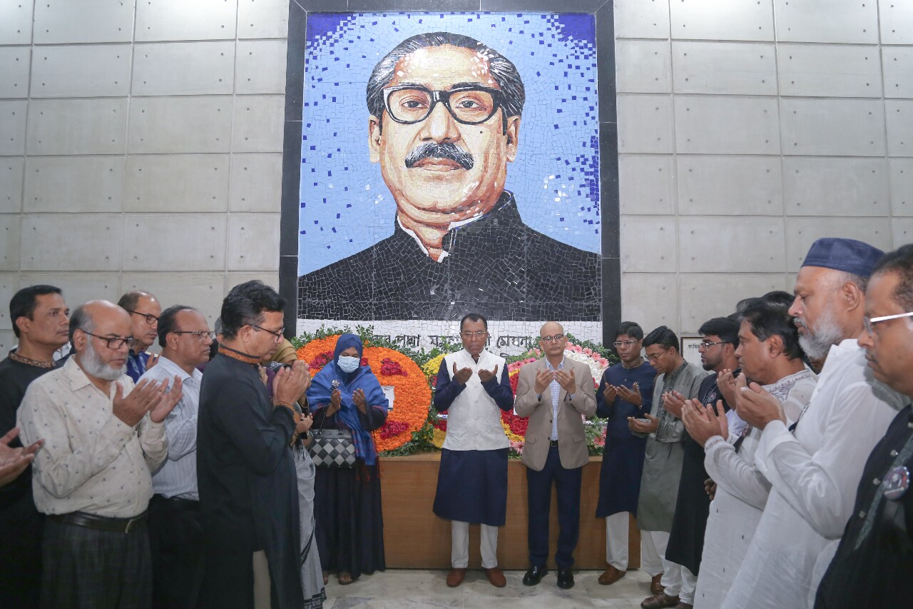 ১৫ আগস্ট ২০২৩ তারিখ স্বাধীনতার মহান স্থপতি জাতির পিতা বঙ্গবন্ধু শেখ মুজিবুর রহমান এর ৪৮তম শাহাদাত বার্ষিকীতে জাতীয় শোক দিবস ২০২৩ যথাযোগ্য মর্যাদায় পালন উপলক্ষ্যে বিএডিসি কর্তৃক বিএডিসিতে স্থাপিত বঙ্গবন্ধুর ম্যুরালে শ্রদ্ধা জ্ঞাপন