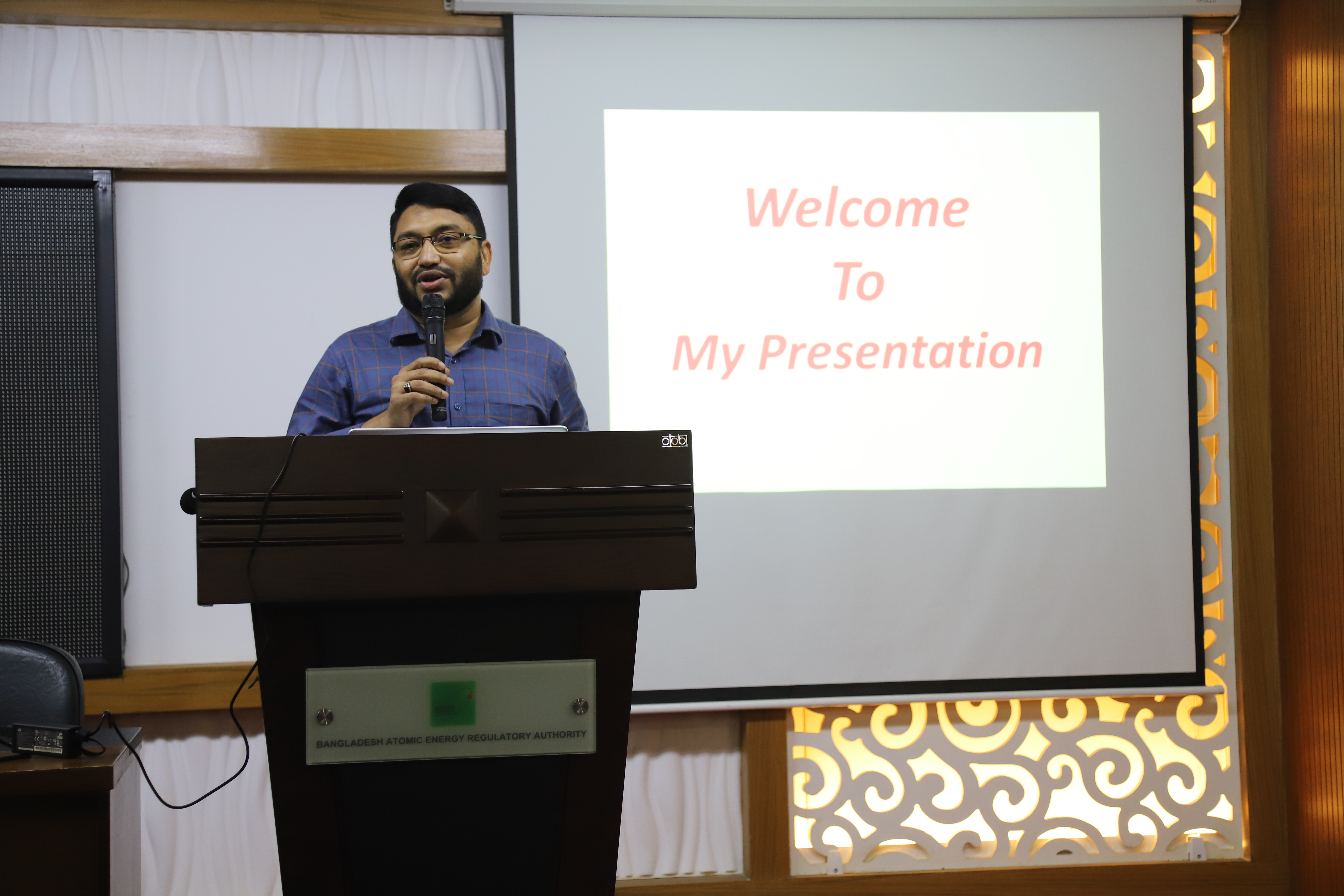 ২৮ অক্টোবর ২০২৪ তারিখে অনুষ্ঠিত দিনব্যাপী ”সরকারি কর্মচারী (শৃঙ্খলা ও আপীল) বিধিমালা ২০১৮, সরকারি আচরণ বিধিমালা ১৯৭৯ ও সরকারি কর্মচারি শৃঙ্খলা্ (নিয়মিত হাজিরা) অধ্যাদেশ ২০১৯” শীর্ষক প্রশিক্ষণ। প্রশিক্ষণের শুভ উদ্বোধন করেন জনাব মাহমুদুল হাসান, চেয়ারম্যান, বাংলাদেশ পরমাণু শক্তি নিয়ন্ত্রণ কর্তৃপক্ষ এবং প্রশিক্ষক হিসেবে উপস্থিত ছিলেন জনাব আজিজুল হক মজুমদার, অর্থ উপদেষ্টা (উপসচিব), বাংলাদেশ পরমাণু শক্তি নিয়ন্ত্রণ কর্তৃপক্ষ।