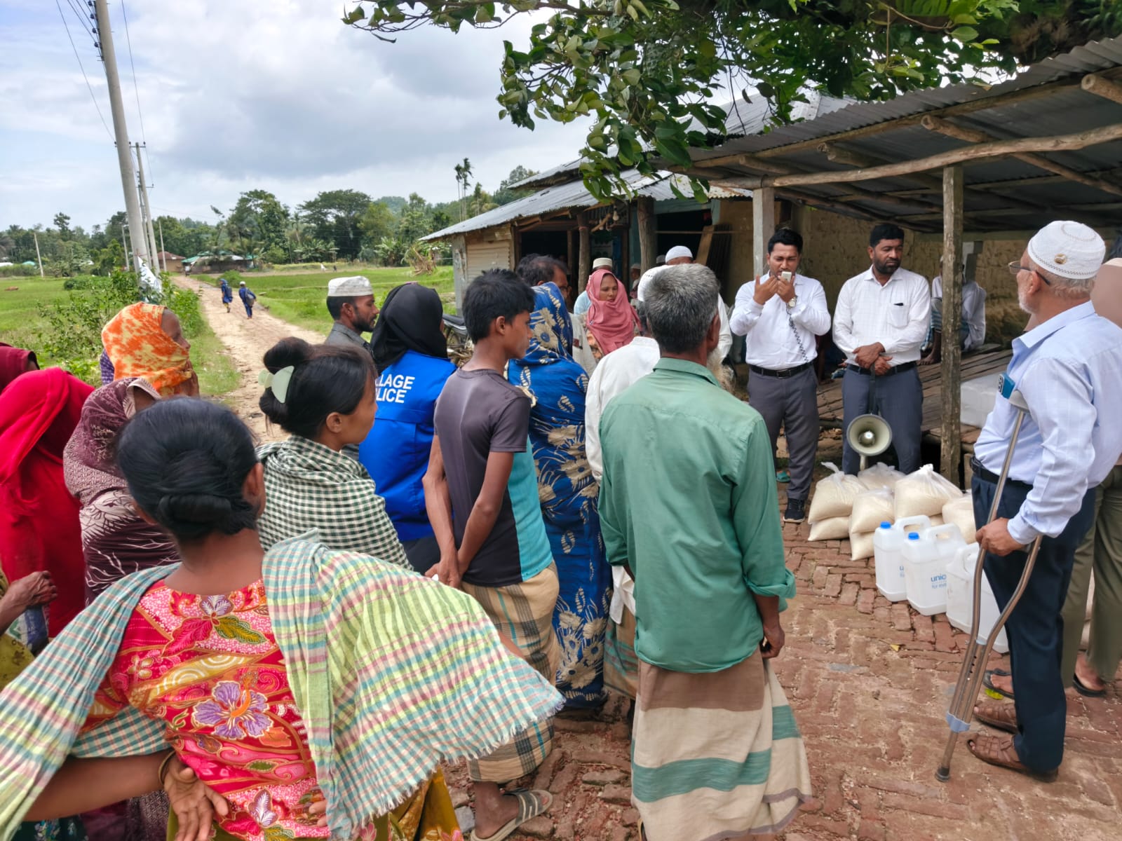 বন্যায় ক্ষতিগ্রস্থ অসহায় পরিবারের মাঝে মাননীয় স্বরাষ্ট্রমন্ত্রীর পক্ষ থেকে চাউল বিতরণ