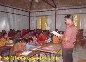 সহকারী শিক্ষক মোঃআব্দুস ছালাম ক্লাশ নিচ্ছেন । 