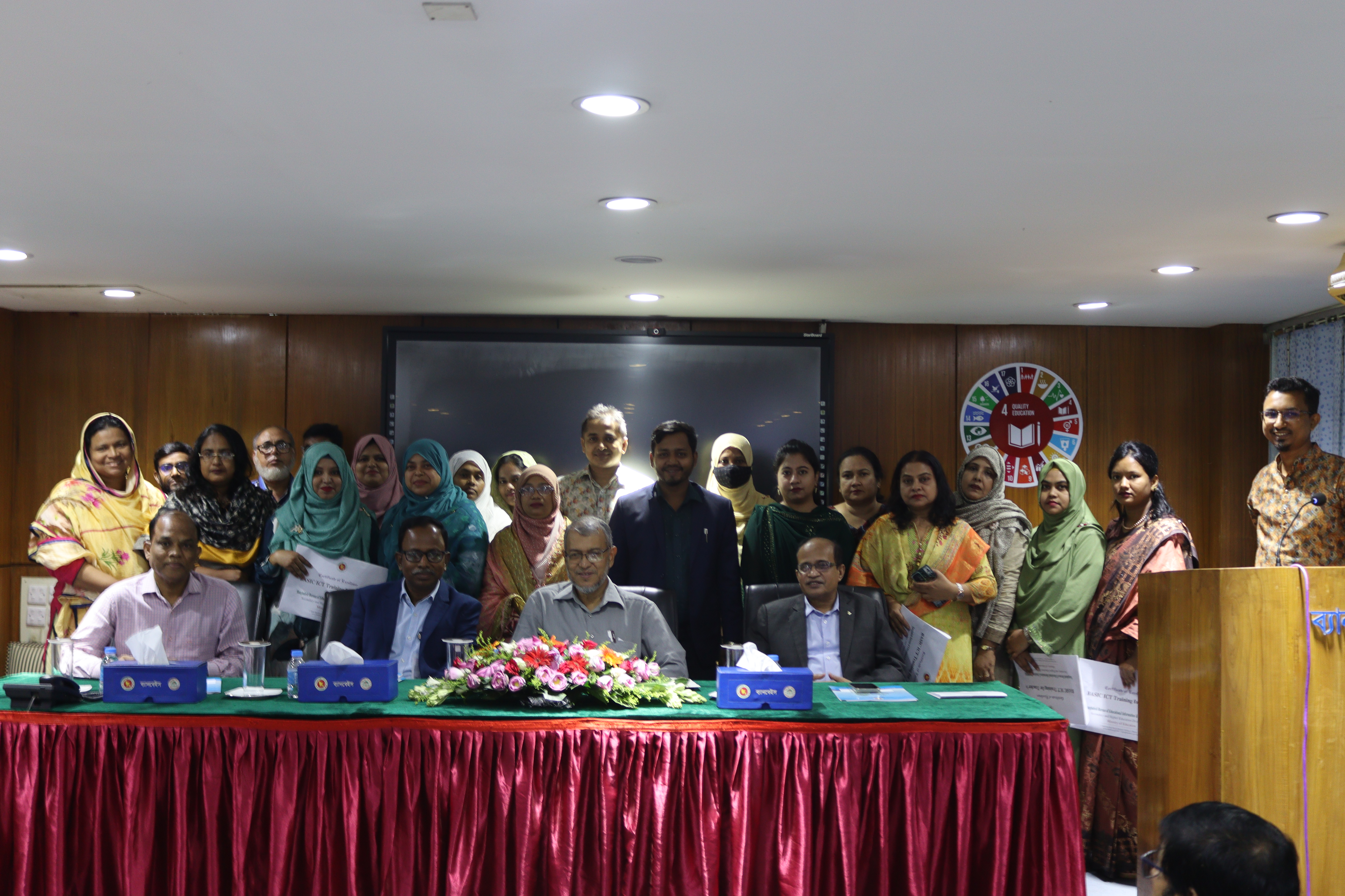 ব্যানবেইস কর্তৃক আয়োজিত Basic ICT Training for Teachers এর ২০২৪-২৫ অর্থ বছর এর দ্বিতীয় ব্যাচের সাথে ড. শেখ আব্দুর রশীদ, সিনিয়র সচিব, মাধ্যমিক ও উচ্চ শিক্ষা বিভাগ, শিক্ষা মন্ত্রনালয় ও ব্যানবেইস এর মহাপরিচালম জনাব মোঃ মজিবুর রহমান