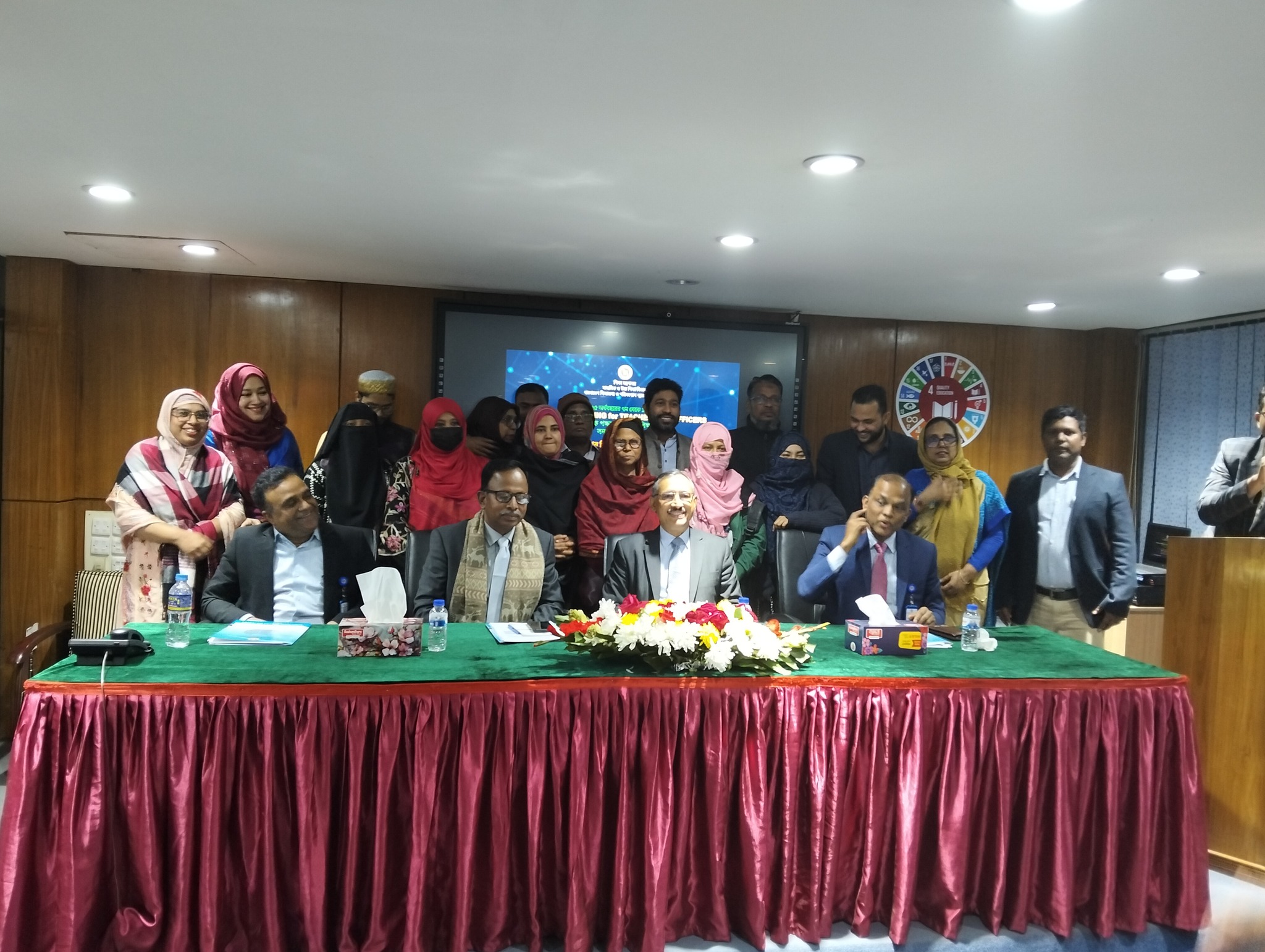 ব্যানবেইস কর্তৃক আয়োজিত Basic ICT Training for Teachers এর ২০২৪-২৫ অর্থ বছর এর ১০ম ব্যাচের সাথে  জনাব সিদ্দিক জোয়াবের, সিনিয়র সচিব, মাধ্যমিক ও উচ্চ শিক্ষা বিভাগ, শিক্ষা মন্ত্রনালয় ও ব্যানবেইস এর মহাপরিচালম জনাব মোঃ মজিবুর রহমান