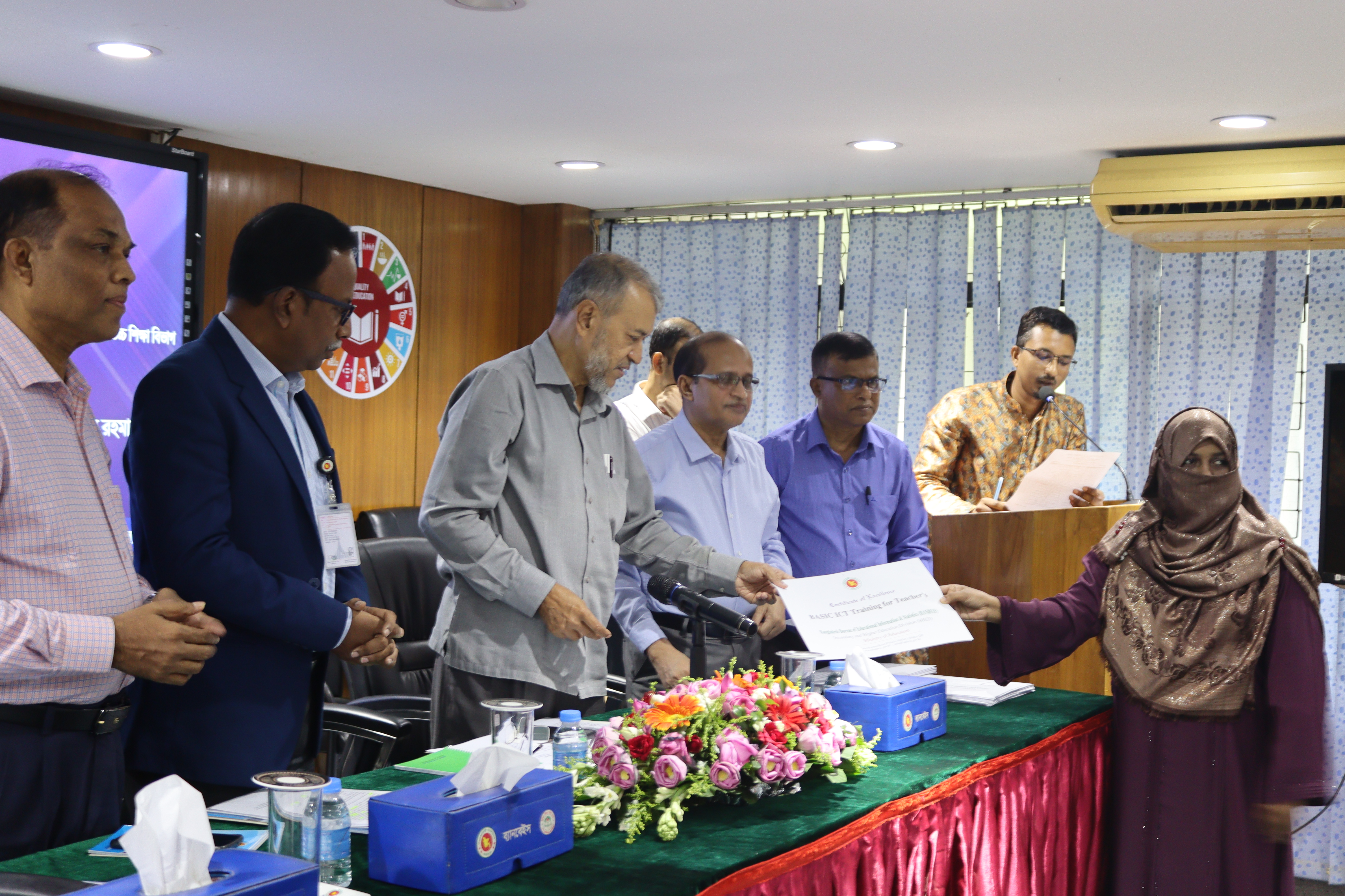 ব্যানবেইস এ অনুষ্ঠিত Basic ICT Training for Teachers প্রশিক্ষণের (২০২৪-২৫ অর্থবছর, প্রথম ও দ্বিতীয় ব্যাচ) সনদ বিতরণ অনুষ্ঠানে প্রধান অতিথি ড. শেখ আব্দুর রশীদ, সিনিয়র সচিব, মাধ্যমিক ও উচ্চ শিক্ষা বিভাগ, শিক্ষা মন্ত্রনালয় কর্তৃক সনদ বিতরণ
