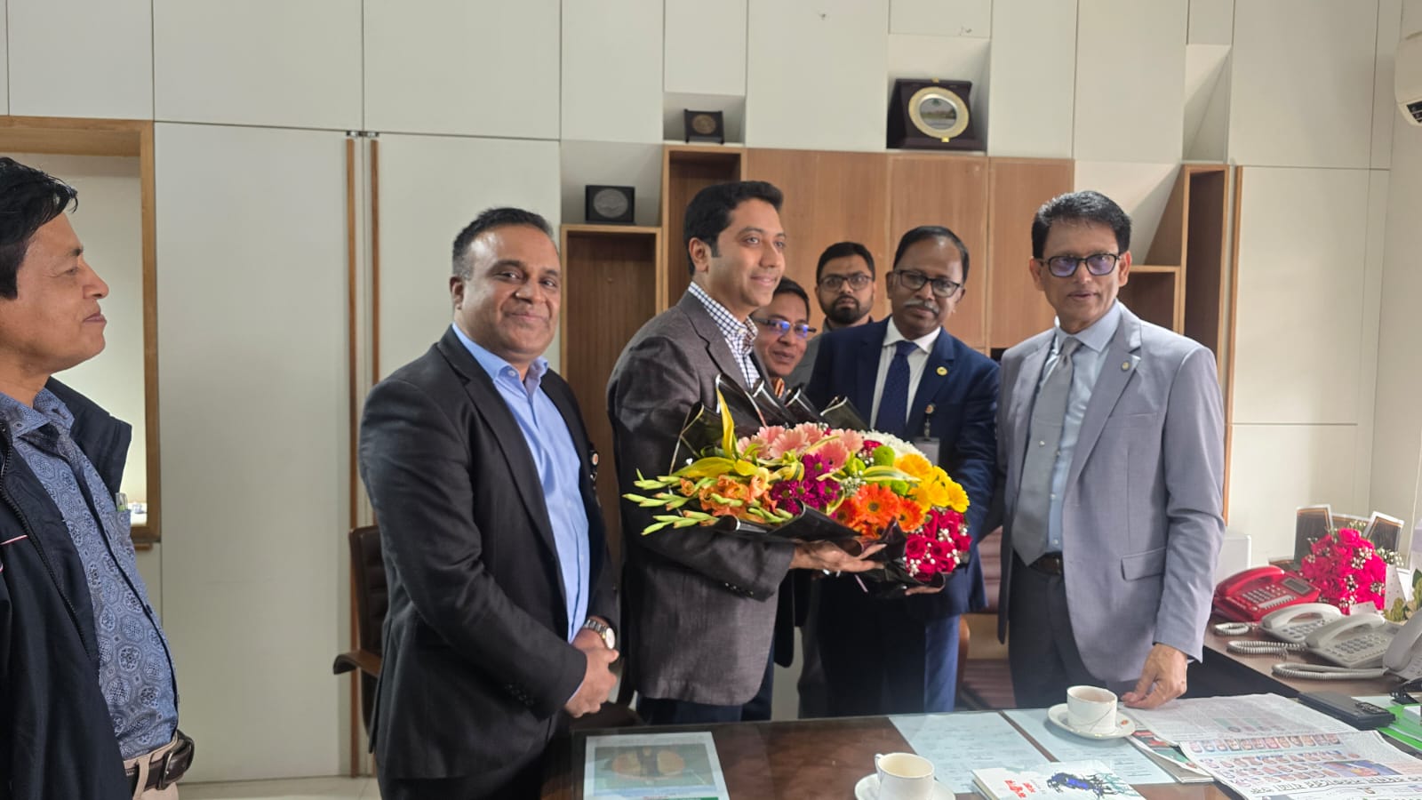 জনাব আ ন ম এহছানুল হক মিলন, মাননীয় মন্ত্রী, শিক্ষা মন্ত্রণালয় এবং জনাব ববি হাজ্জাজ, মাননীয় প্রতিমন্ত্রী মহোদয় এর সাথে ব্যানবেইস এর মহাপরিচালক মহোদয়ের সাক্ষাত