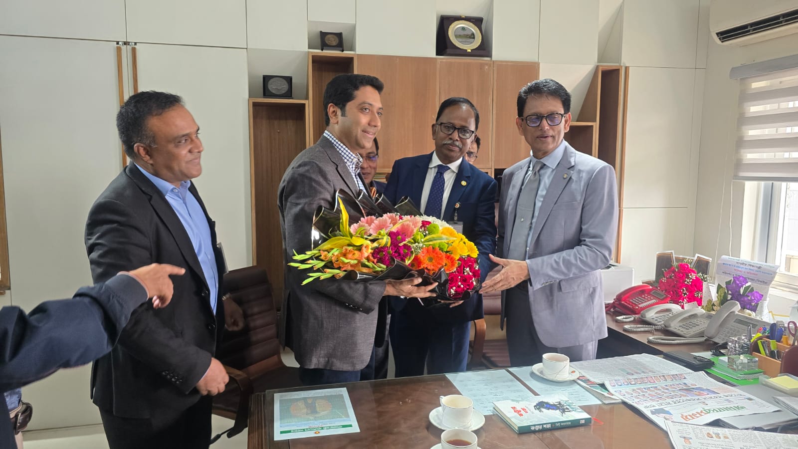 জনাব আ ন ম এহছানুল হক মিলন, মাননীয় মন্ত্রী, শিক্ষা মন্ত্রণালয় এবং জনাব ববি হাজ্জাজ, মাননীয় প্রতিমন্ত্রী মহোদয় এর সাথে ব্যানবেইস এর মহাপরিচালক মহোদয়ের সাক্ষাত