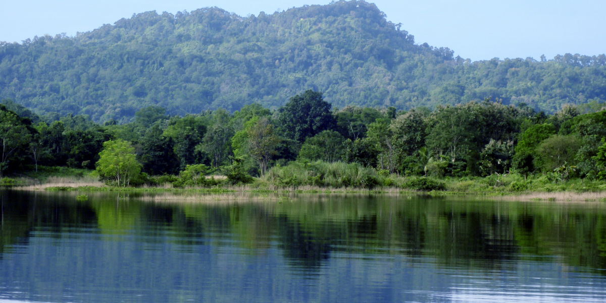 কাচালং নদী তীর থেকে যমচুগ পাহাড়।