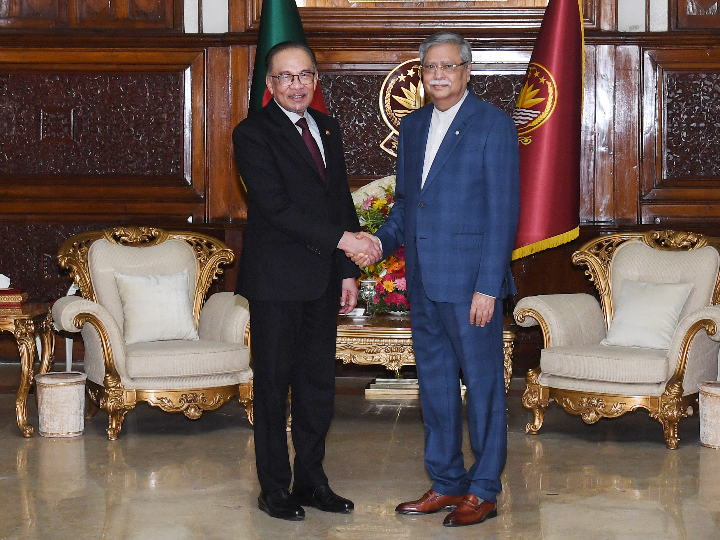 রাষ্ট্রপতি মোঃ সাহাবুদ্দিনের সাথে বঙ্গভবনে মালয়েশিয়ার প্রধানমন্ত্রী আনোয়ার ইব্রাহিম সাক্ষাৎ করেন ।