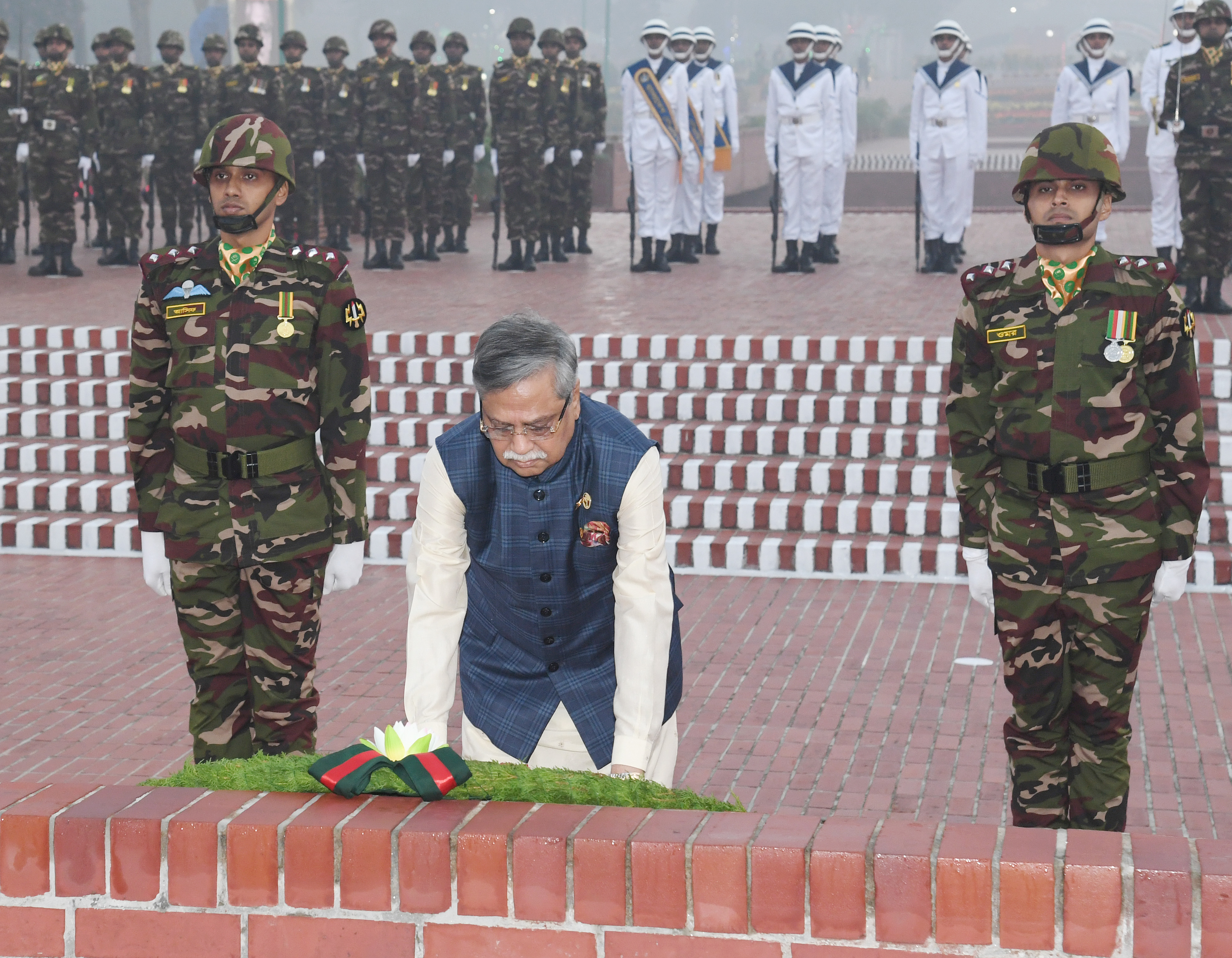 রাষ্ট্রপতি মোঃ সাহাবুদ্দিন মহান বিজয় দিবস উপলক্ষ্যে সাভার জাতীয় স্মৃতিসৌধে পুস্পস্তবক অর্পণ করেন।