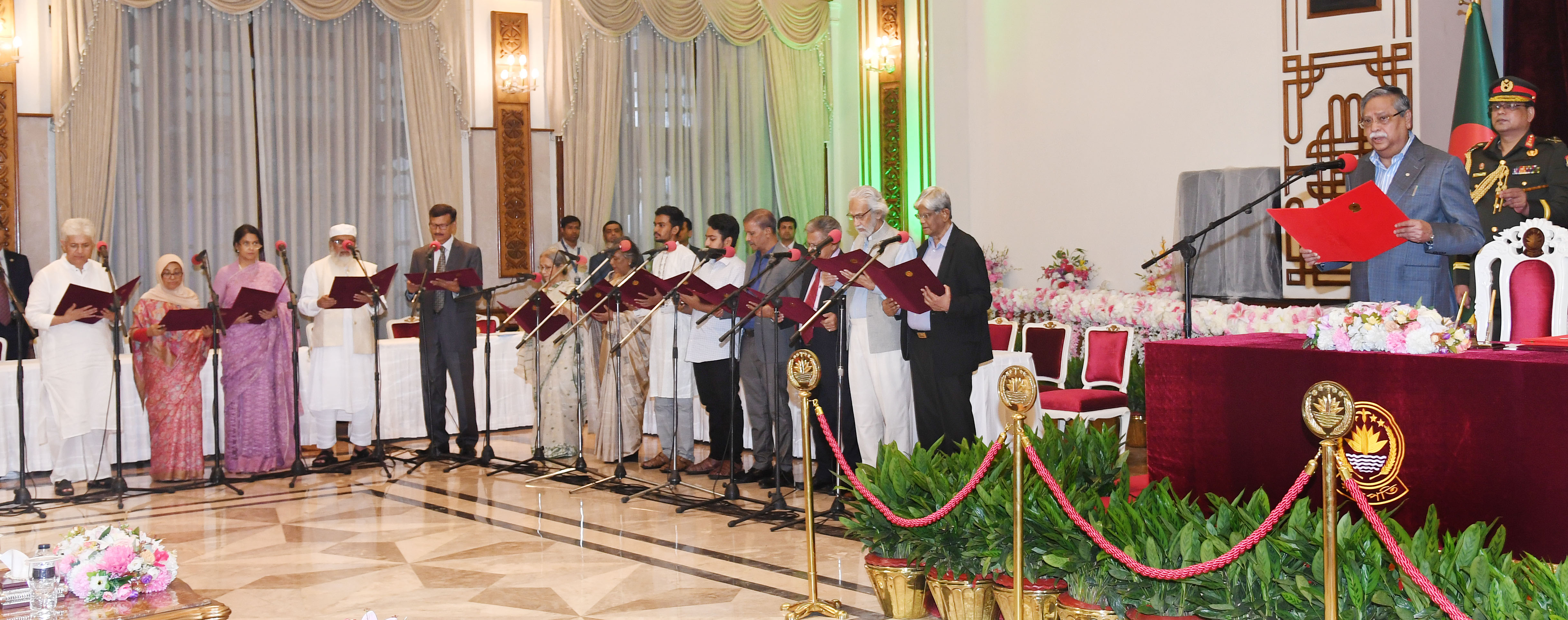 রাষ্ট্রপতি মোঃ সাহাবুদ্দিন অন্তর্বর্তীকালীন সরকারের উপদেষ্টাদেরকে শপথবাক্য পাঠ করান ।
