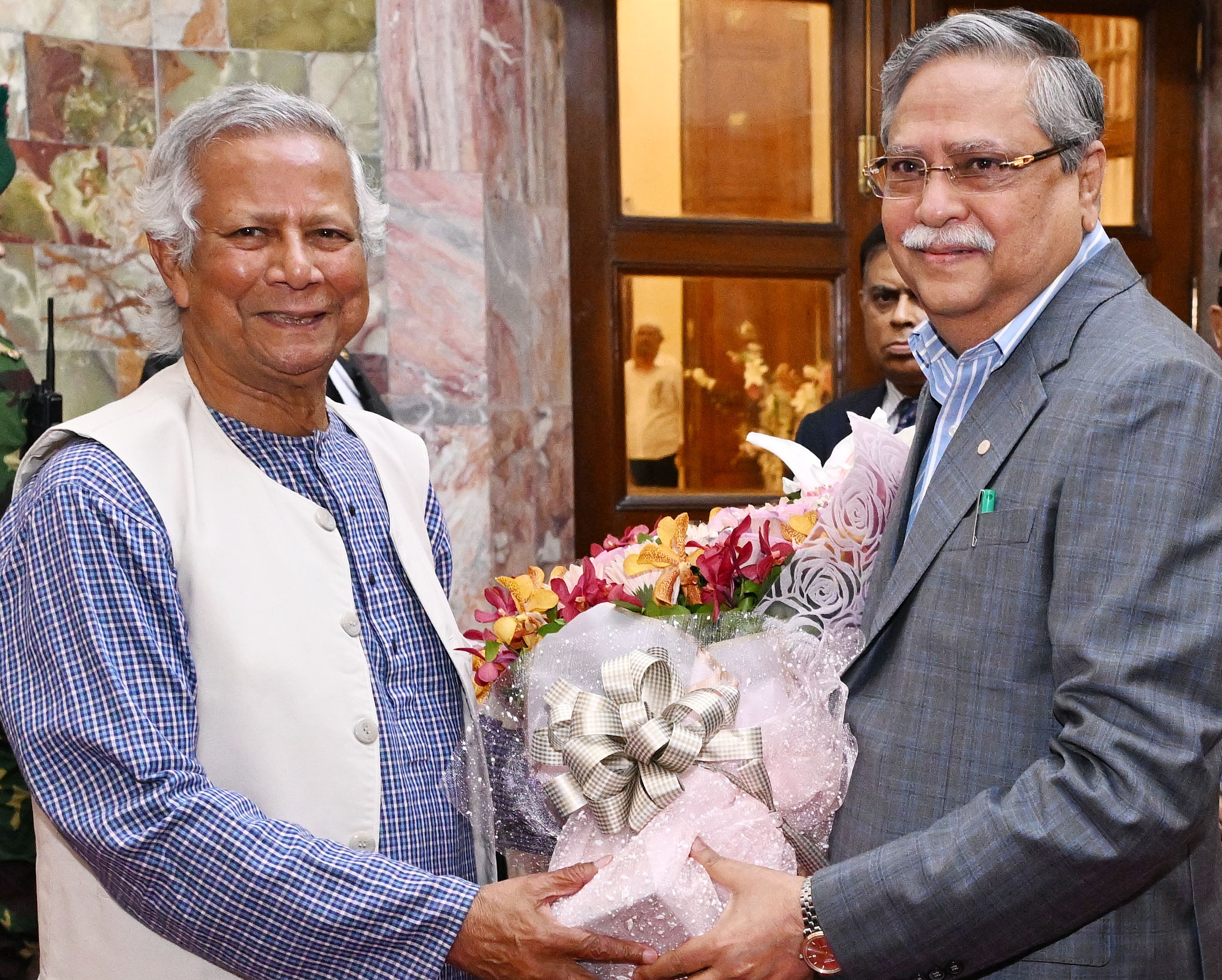 রাষ্ট্রপতি মোঃ সাহাবুদ্দিন অন্তর্বর্তীকালীন সরকারের প্রধান উপদেষ্টা ড. মুহাম্মদ ইউনূসকে বঙ্গভবনে ফুল দিয়ে শুভেচ্ছা জানান ।