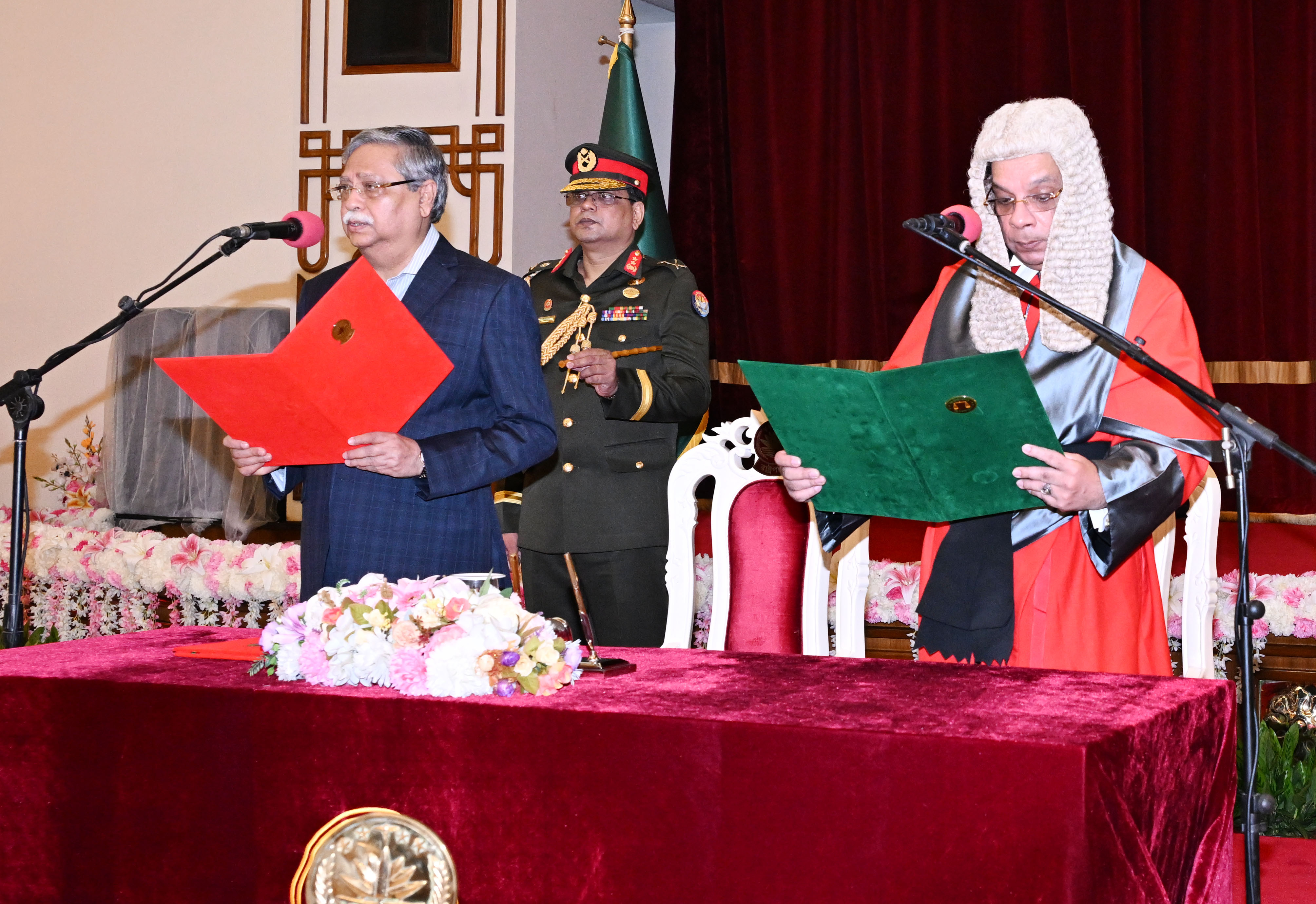 রাষ্ট্রপতি মোঃ সাহাবুদ্দিন নবনিযুক্ত প্রধান বিচারপতি সৈয়দ রেফাত আহমেদকে বঙ্গভবনে শপথবাক্য পাঠ করান ।