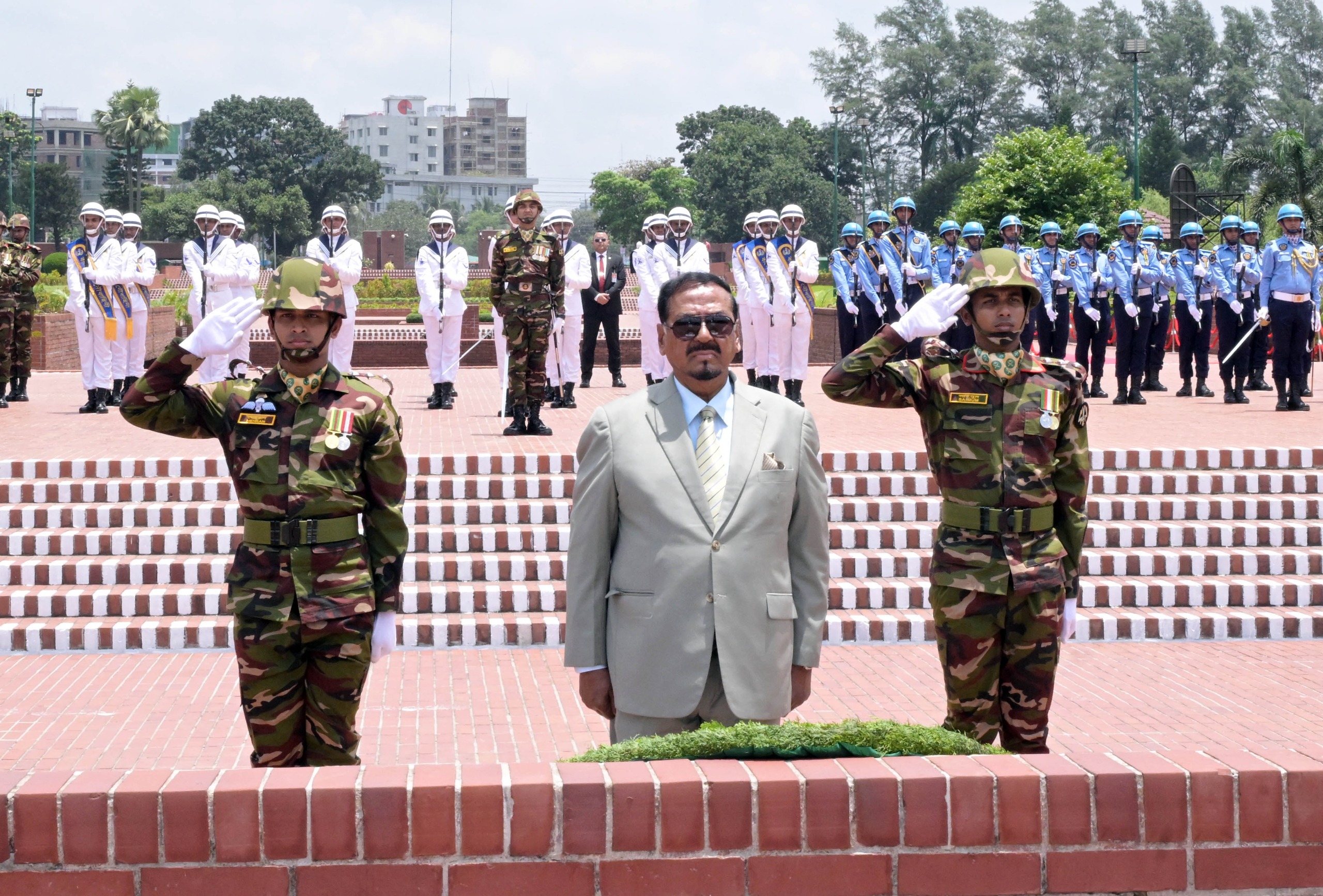 রাষ্ট্রপতি হাফিজ উদ্দিন আহমদ, বীর বিক্রম, আজ রবিবার জাতীয় স্মৃতিসৌধে পুষ্পস্তবক অর্পণ করে মহান মুক্তিযুদ্ধের বীর শহিদদের প্রতি শ্রদ্ধা নিবেদন শেষে পরিদর্শন বইতে স্বাক্ষর করেন।