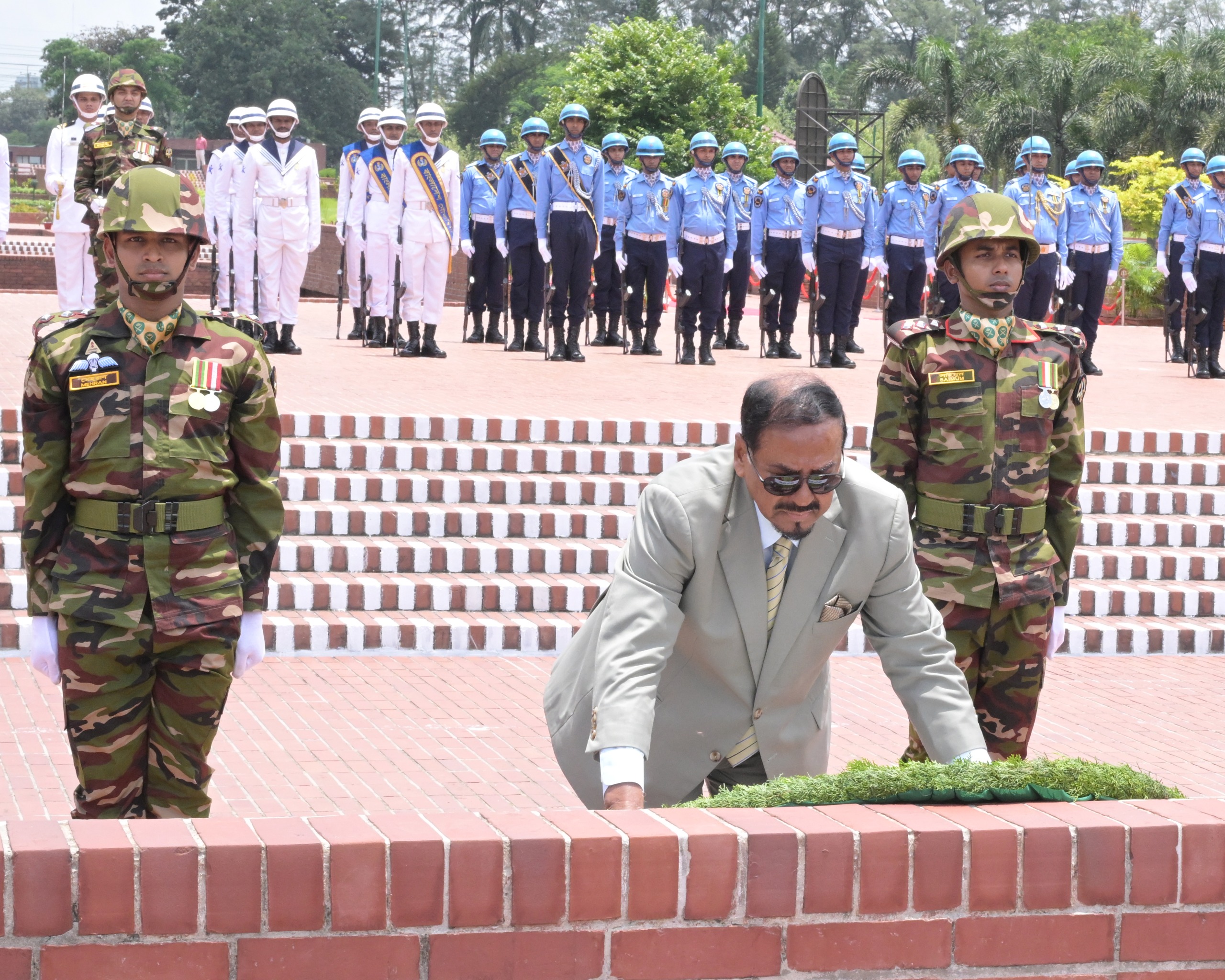 রাষ্ট্রপতি হাফিজ উদ্দিন আহমদ, বীর বিক্রম, আজ রবিবার জাতীয় স্মৃতিসৌধে পুষ্পস্তবক অর্পণ করে মহান মুক্তিযুদ্ধের বীর শহিদদের প্রতি শ্রদ্ধা নিবেদন করেন।