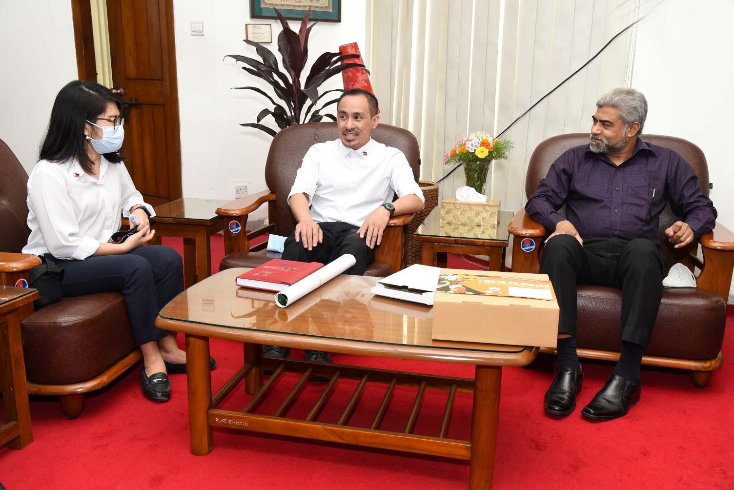 ঢাকাস্থ ফিলিপাইন দূতাবাসের মান্যবর ভাইস কনস্যূল (চার্জ দ্য এপিয়ার্স) Mr. LEO MARCO C. VIDAL এর নেতৃত্বে ১১ সদস্যের একটি দল ১৩ মার্চ ২০২১ তারিখ বাংলাদেশ জাতীয় জাদুঘরের গ্যালারি পরিদর্শনে আসেন। এ সময় তারা বাংলাদেশ জাতীয় জাদুঘরের মহাপরিচালক জনাব খোন্দকার মোস্তাফিজুর রহমান এনডিসি মহোদয়ের সঙ্গে সৌজন্য সাক্ষাৎ করেন।