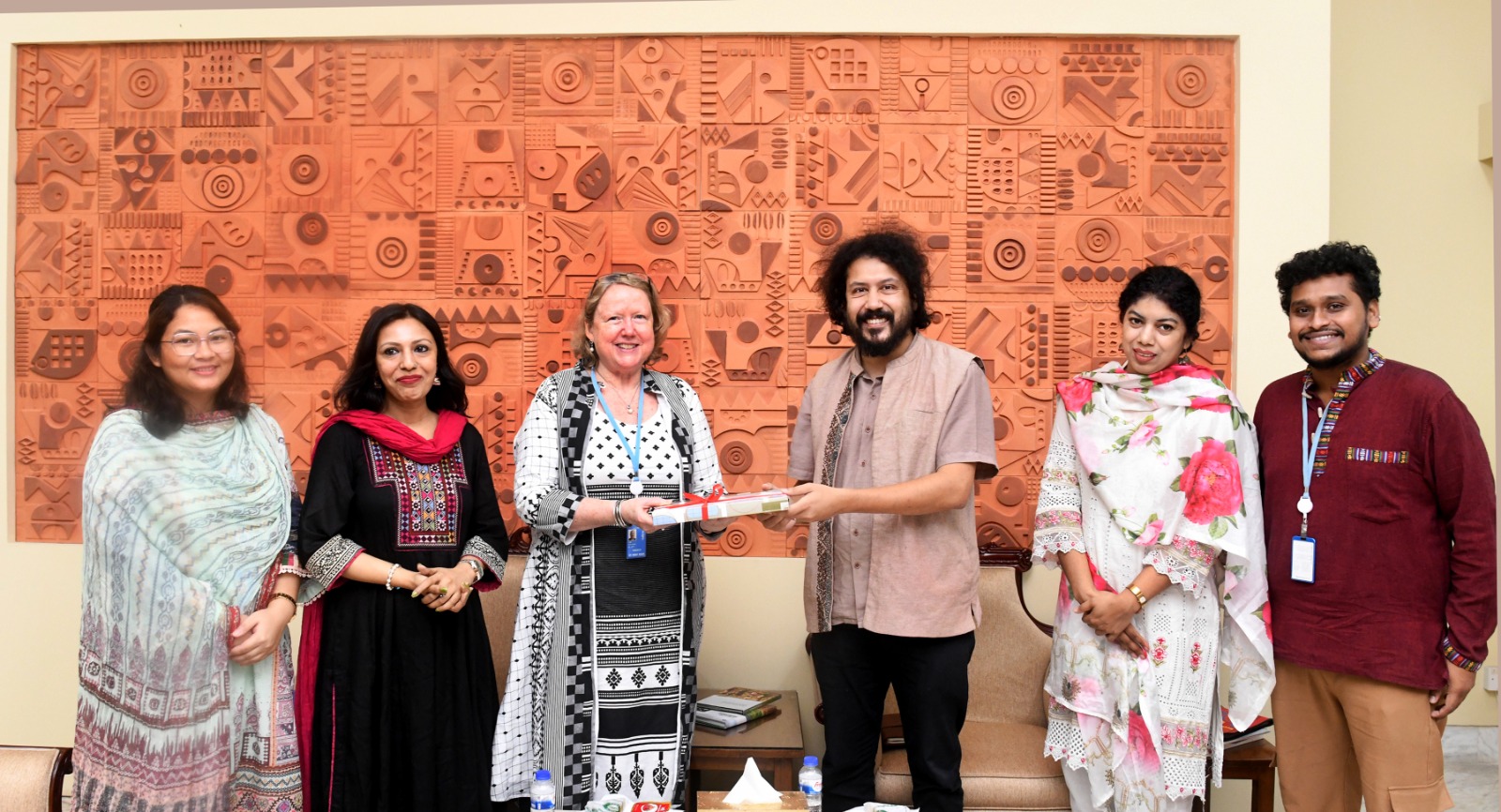 ১৭ সেপ্টেম্বর ২০২৫: ঢাকাস্থ ইউনেস্কোর প্রধান কর্মকর্তা মিজ সুজান ভাইস , প্রধান কর্মকর্তা (কালচার) জনাব কিযী তাহনিন ও অন্যান্য কর্মকর্তাগণ বাংলাদেশ জাতীয় জাদুঘরের নবনিযুক্ত মহাপরিচালক জনাব তানজিম ওয়াহাব- এর সাথে সৌজন্য সাক্ষাৎ করেছেন।