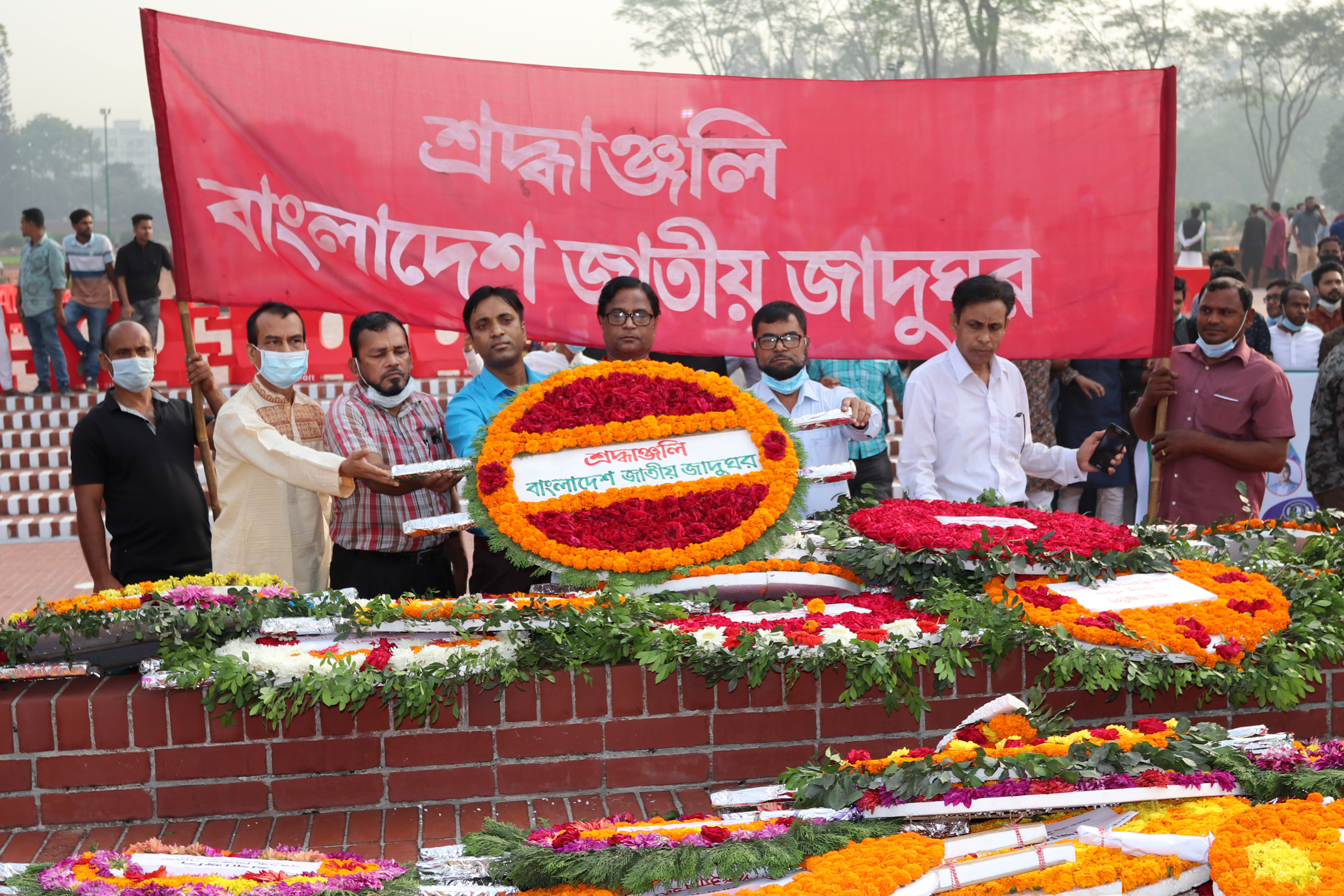 ২৬ মার্চ ২০২১ তারিখ বাংলাদেশ জাতীয় জাদুঘরের পক্ষ থেকে জাতীয় স্মৃতিসৌধে পুষ্পস্তবক অর্পণ।