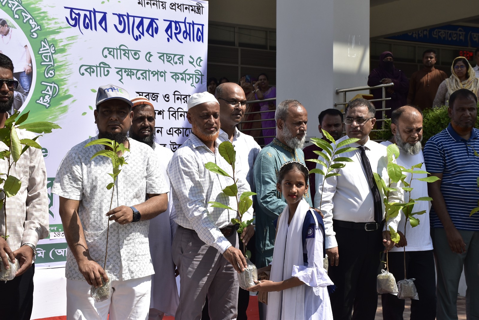 সরকারের নির্বাচনী ইসতেহারের আওতায় ‘ওয়ান চাইল্ড ওয়ান ট্রি’ কর্মসূচির অংশ হিসাবে আরডিএ, গোপালগঞ্জ কর্তৃক বিভিন্ন স্কুলের শিক্ষার্থীদের মধ্যে গাছের চারা বিতরণ।