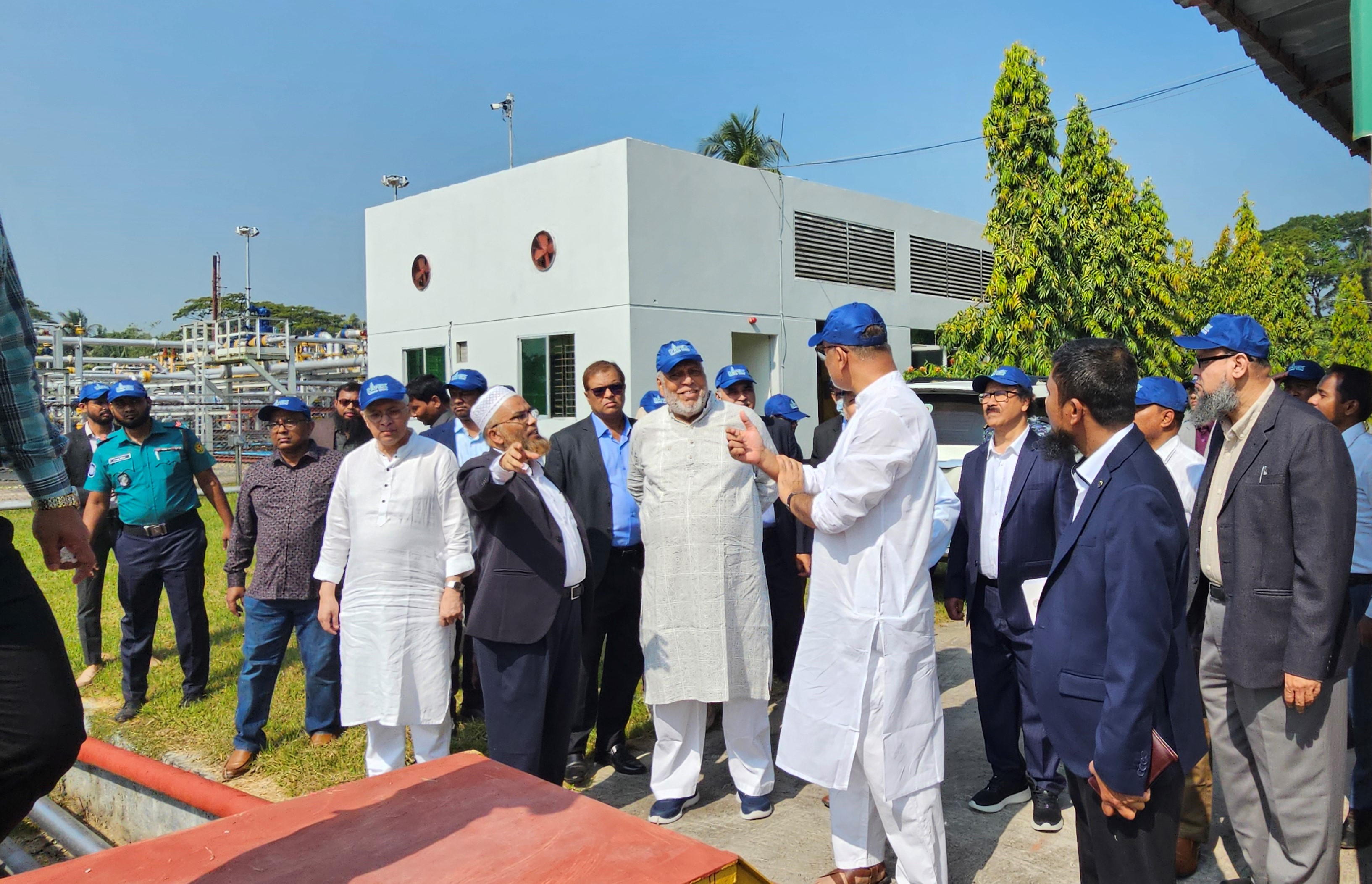 গত ১৪/১১/২০২৫ তারিখে বিদ্যুৎ, জ্বালানি ও খনিজ সম্পদ মন্ত্রণালয়ের মাননীয় উপদেষ্টা জনাব মুহাম্মদ ফাওজুল কবির, মাননীয় শিল্প উপদেষ্টা জনাব আদিলুর রহমান খান, মাননীয় বানিজ্য উপদেষ্টা জনাব শেখ বশিরউদ্দীন, শিল্প সচিব মহোদয়, বেজা’র সন্মানিত মেম্বার, পেট্রোবাংলার চেয়ারম্যান মহোদয় ও বাপেক্সের ব্যবস্থাপনা পরিচালক মহোদয়সহ বিভিন্ন গন্যমান্য ব্যক্তিবর্গ বাপেক্সের আওতাধীন শাহবাজপুর গ্যাস ক্ষেতের বিভিন্ন স্থাপনা পরিদর্শন করেন।