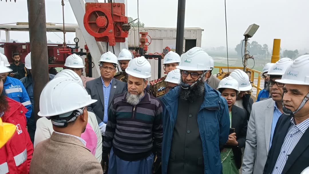  গত ২৪/০১/২০২৫ তারিখে জ্বালানি ও খনিজ সম্পদ বিভাগের সচিব মহোদয়, পেট্রোবাংলার চেয়ারম্যান মহোদয় ও বাপেক্সের ব্যবস্থাপনা পরিচালক মহোদয় বাপেক্সের আওতাধীন জামালপুর-১ কূপ খনন কার্যক্রম শুভ উদ্বোধন এবং স্থাপনা পরিদর্শন করেন।