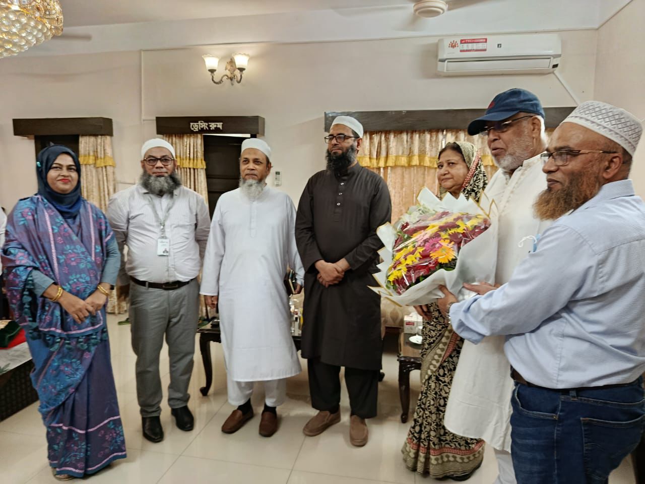 গত ০৪/০৭/২০২৫ তারিখে জামালপুর-১ কূপ স্থাপনা পরিদর্শনে আগত বিদ্যুৎ, জ্বালানি ও খনিজ সম্পদ মন্ত্রণালয়ের মাননীয় উপদেষ্টা মুহাম্মদ ফাওজুল কবির মহোদয়কে বাপেক্সের পক্ষে শুভেচ্ছা জানানো হয়।