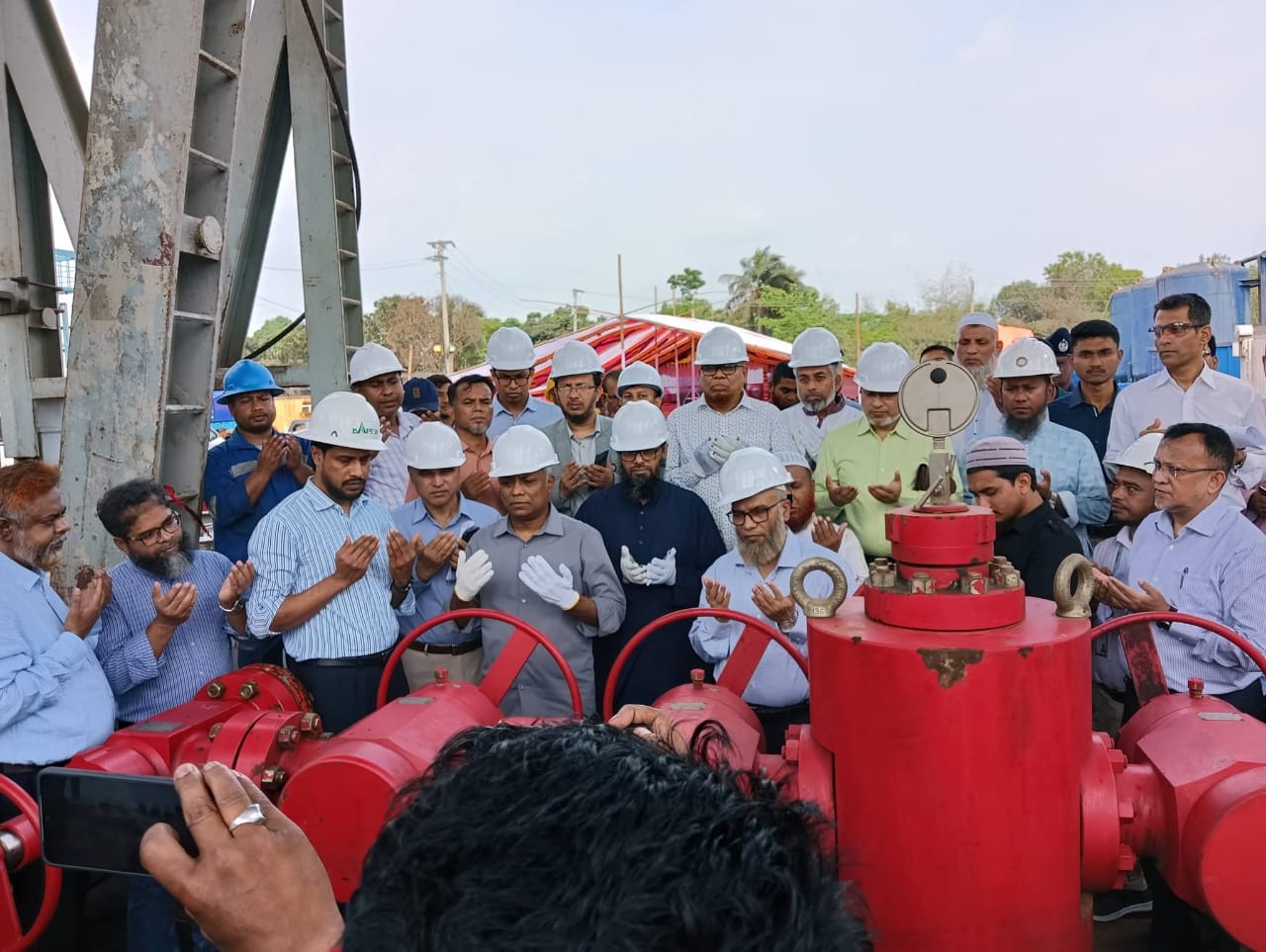 গত ১৪ মার্চ, ২০২৬ তারিখে বিদ্যুৎ, জ্বালানি ও খনিজ সম্পদ মন্ত্রণালয়ের মাননীয় প্রতিমন্ত্রী জনাব অনিন্দ্য ইসলাম অমিত মহোদয় শ্রীকাইল ৫নং কূপের গ্যাস উৎপাদন উদ্বোধনের লক্ষ্যে শ্রীকাইল গ্যাস ক্ষেত্র, মুরাদনগর, কুমিল্লা পরিদর্শন করেন