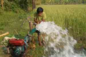 জমিতে পানি সেচ দেওয়ার ছবি