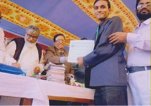 উদ্যোক্তার সাহিত্য সম্মাননা পদক গ্রহণ