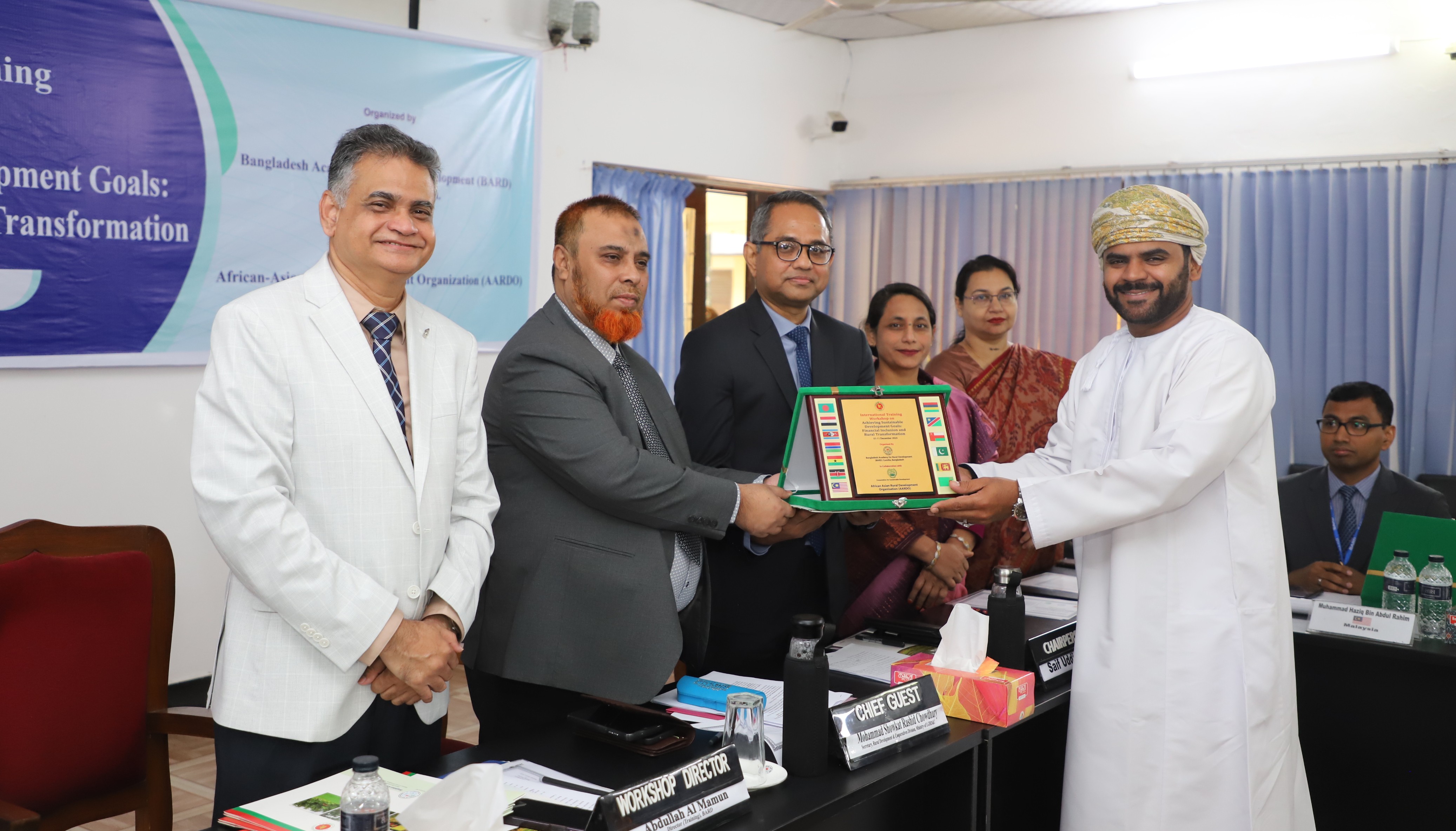 বার্ড-এ “টেকসই উন্নয়ন লক্ষ্য (এসডিজি) অর্জন: আর্থিক অন্তর্ভুক্তি ও গ্রামীণ রূপান্তর” বিষয়ক আন্তর্জাতিক প্রশিক্ষণ কর্মশালার প্রশিক্ষণার্থীদের সনদপত্র প্রদান।