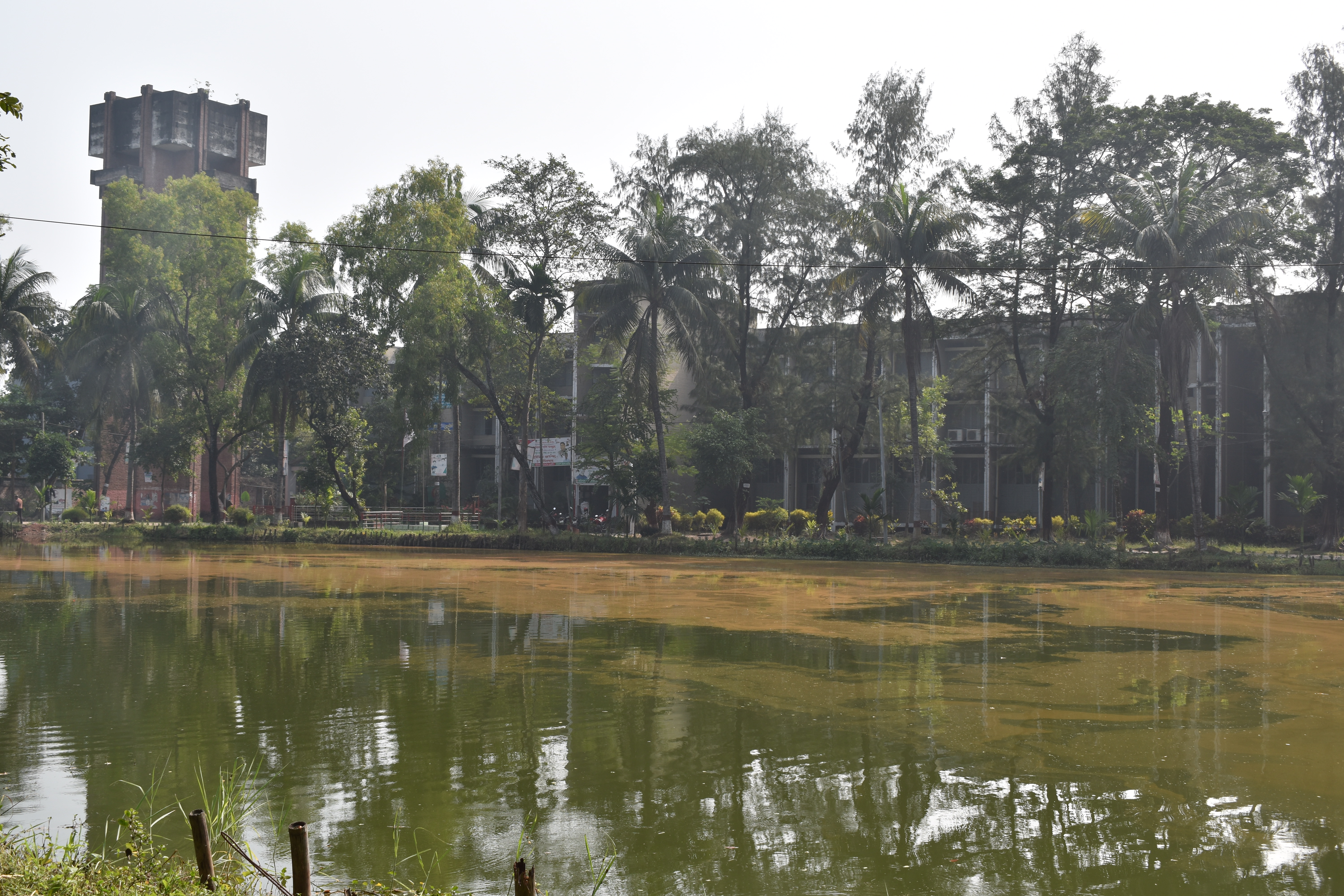 প্রশাসনিক ভবন ও একাডেমিক ভবনের একাংশ