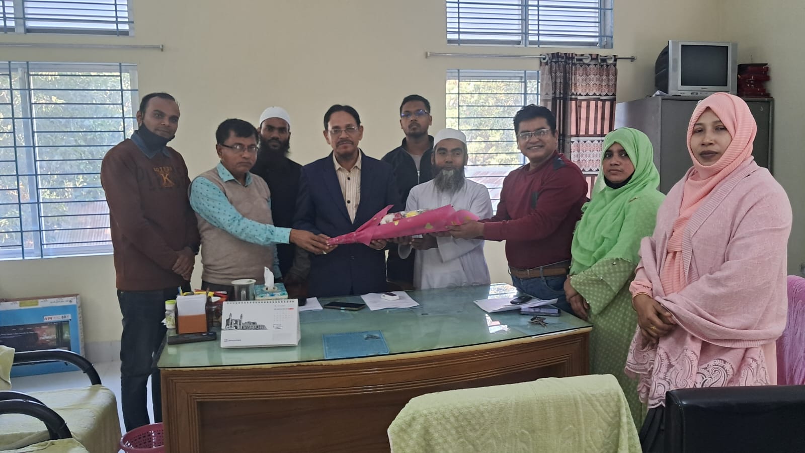 বিদ্যালয়ের সিনিয়র শিক্ষক জনাব এবিএম কায়েদে আবেদীন, প্রধান শিক্ষক (ভার) হিসেবে দায়িত্ব পাওয়ায় ফুল দিয়ে বরণ