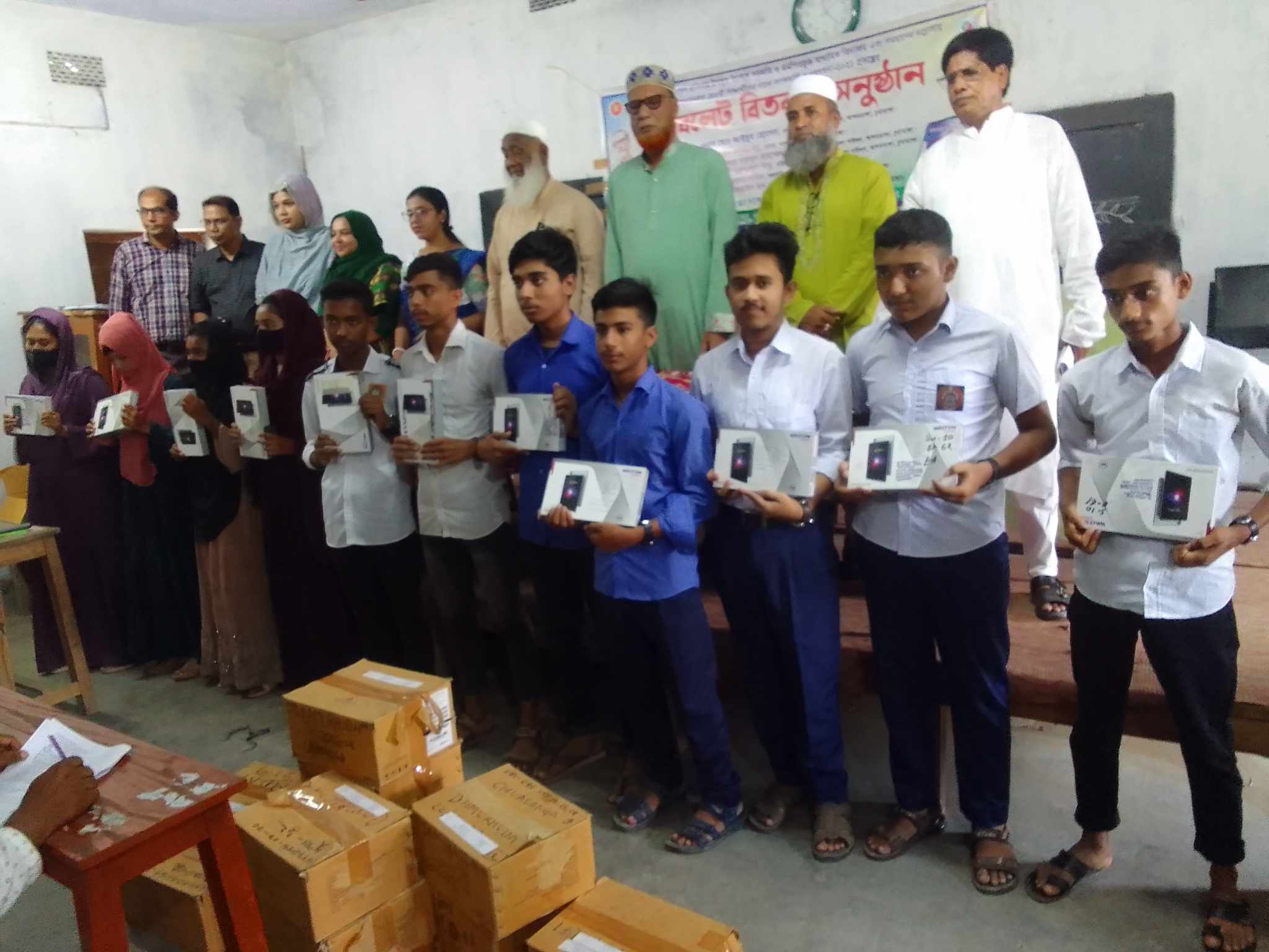 আলমডাঙ্গা উপজেলায় সরকারী ও এমপিওভূক্ত মাধ্যমিক বিদ্যালয় ও সমমানের মাদ্রাসার মেধাবী শিক্ষার্থীদের মাঝে ট্যাব বিতরণ।