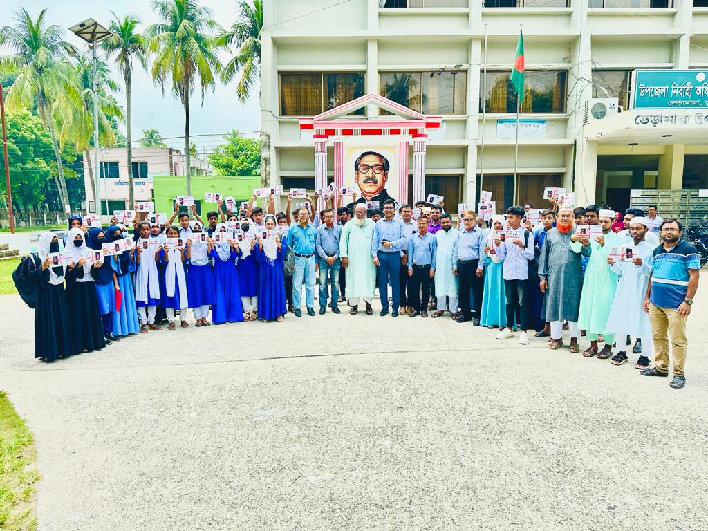 ট্যাবলেট পিসি বিতরণের আলোকচিত্র