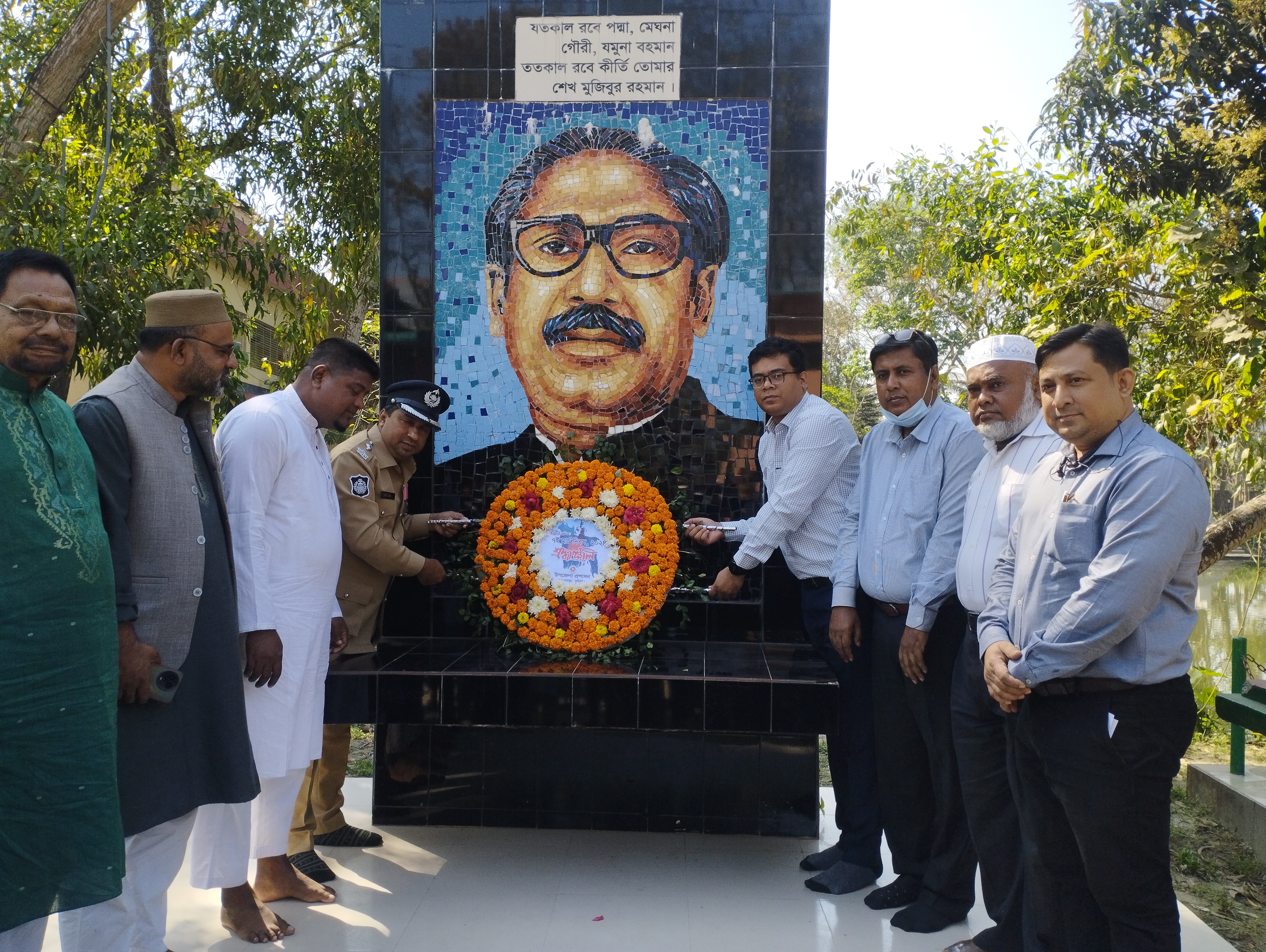 ৭ই মার্চ দিবস উপলক্ষে বঙ্গবন্ধু ম্যুরালে পুষ্পস্তবক অর্পণ