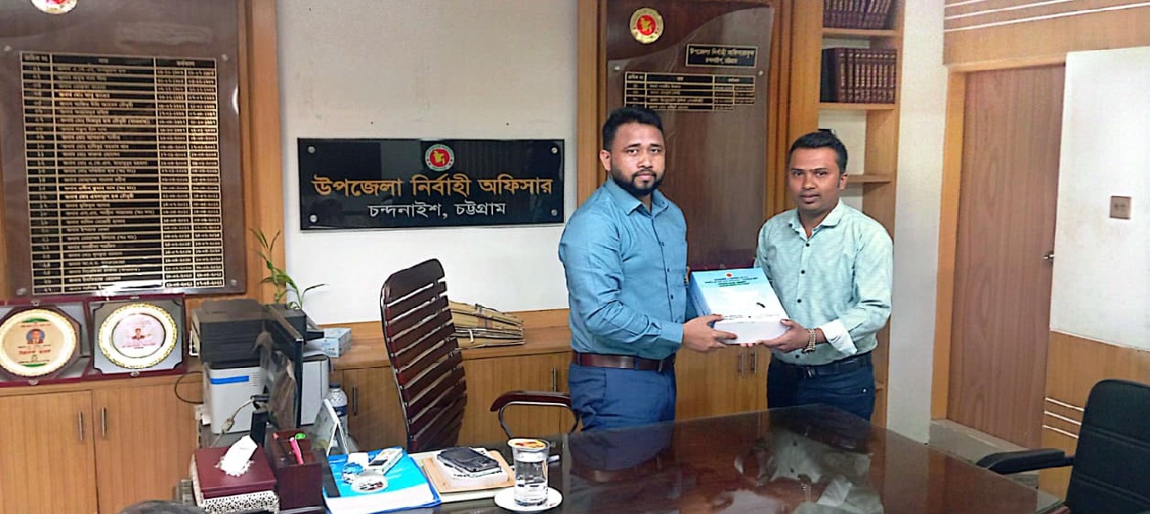 উপজেলা নির্বাহী অফিসার স্যারকে জনশুমারি ও গৃহণনা ২০২২ এর রির্পোট প্রদান।